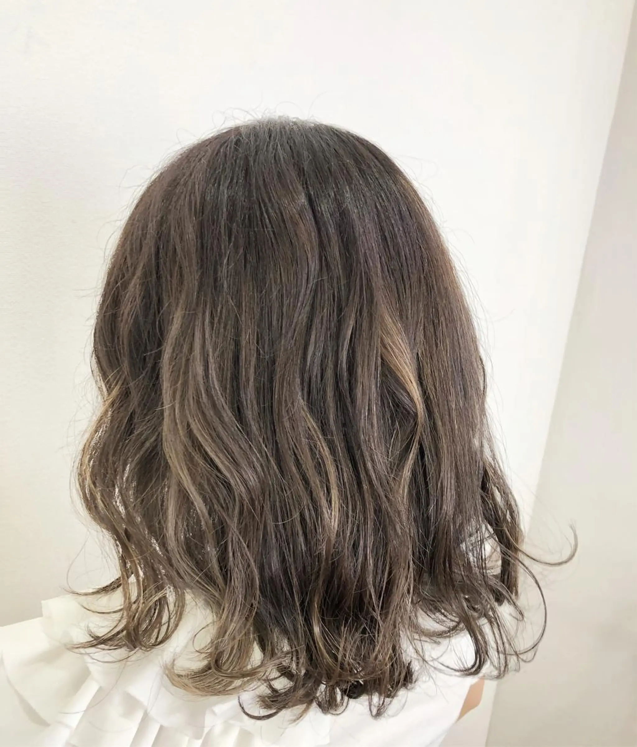 ミディアム カラー ヘアアレンジ グレージュ ハイライトカラー 3Dハイライト ハイライト カット ヘアカラー Le/a谷町 野上幹太のヘアスタイル
