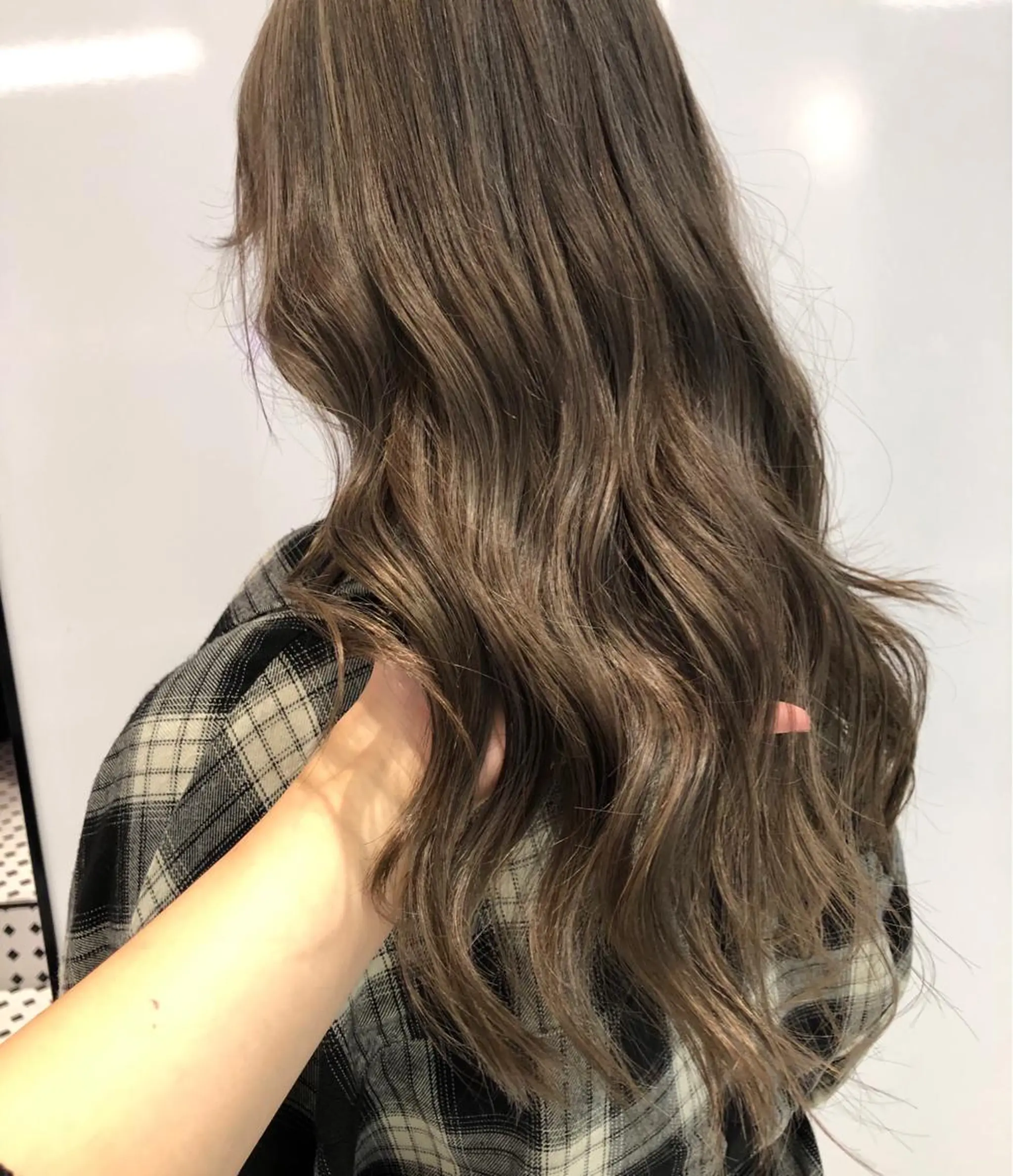 ロング カラー ブリーチ グレージュ ハイライトカラー ハイライト カット ヘアカラー 相川 愛実のヘアスタイル