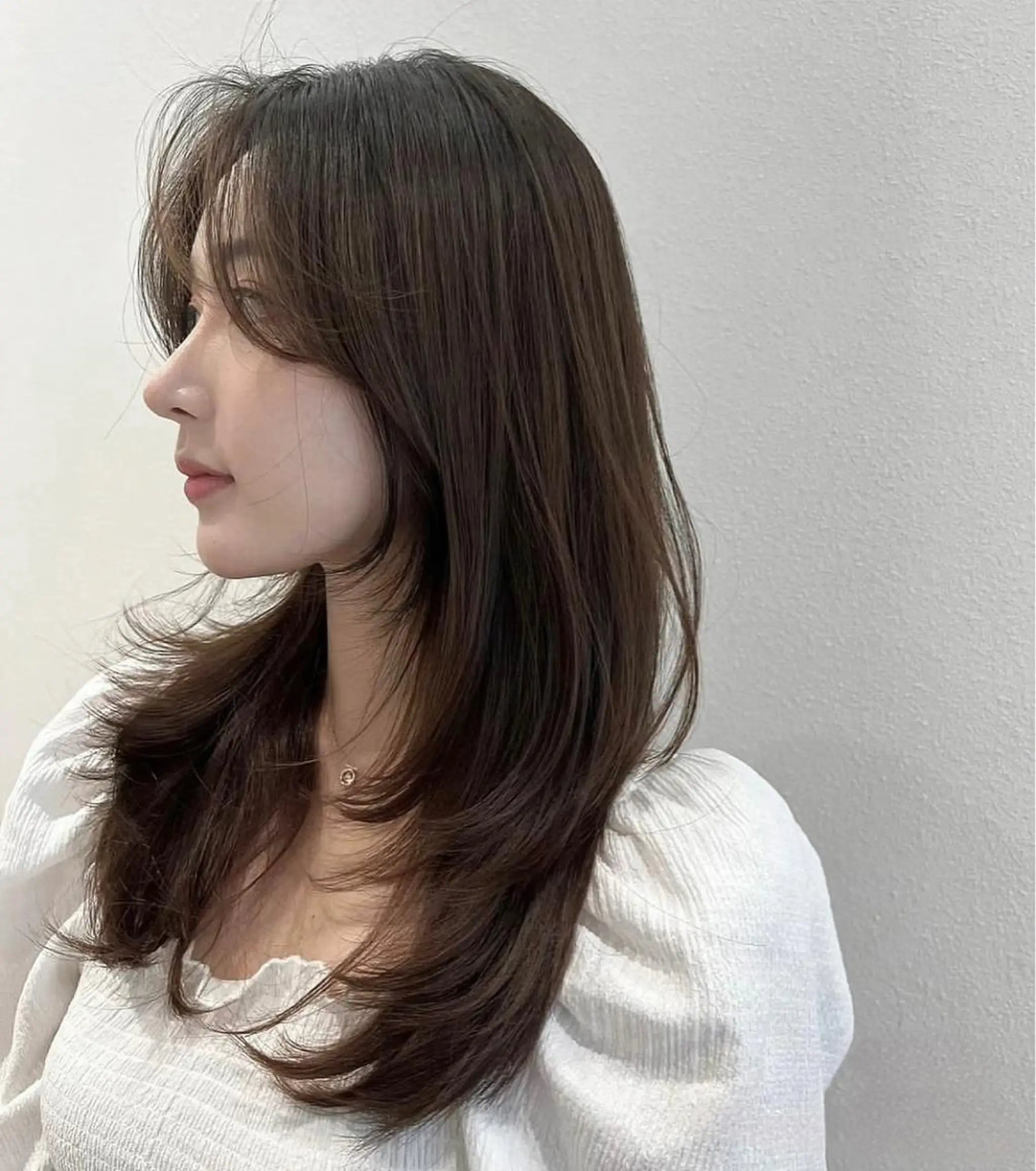 セミロング カラー ベージュカラー ブリーチ イヤリングカラー 韓国風カラー ブリーチなしカラー カット ヘアカラー トリートメント 鈴木 一貴のヘアスタイル