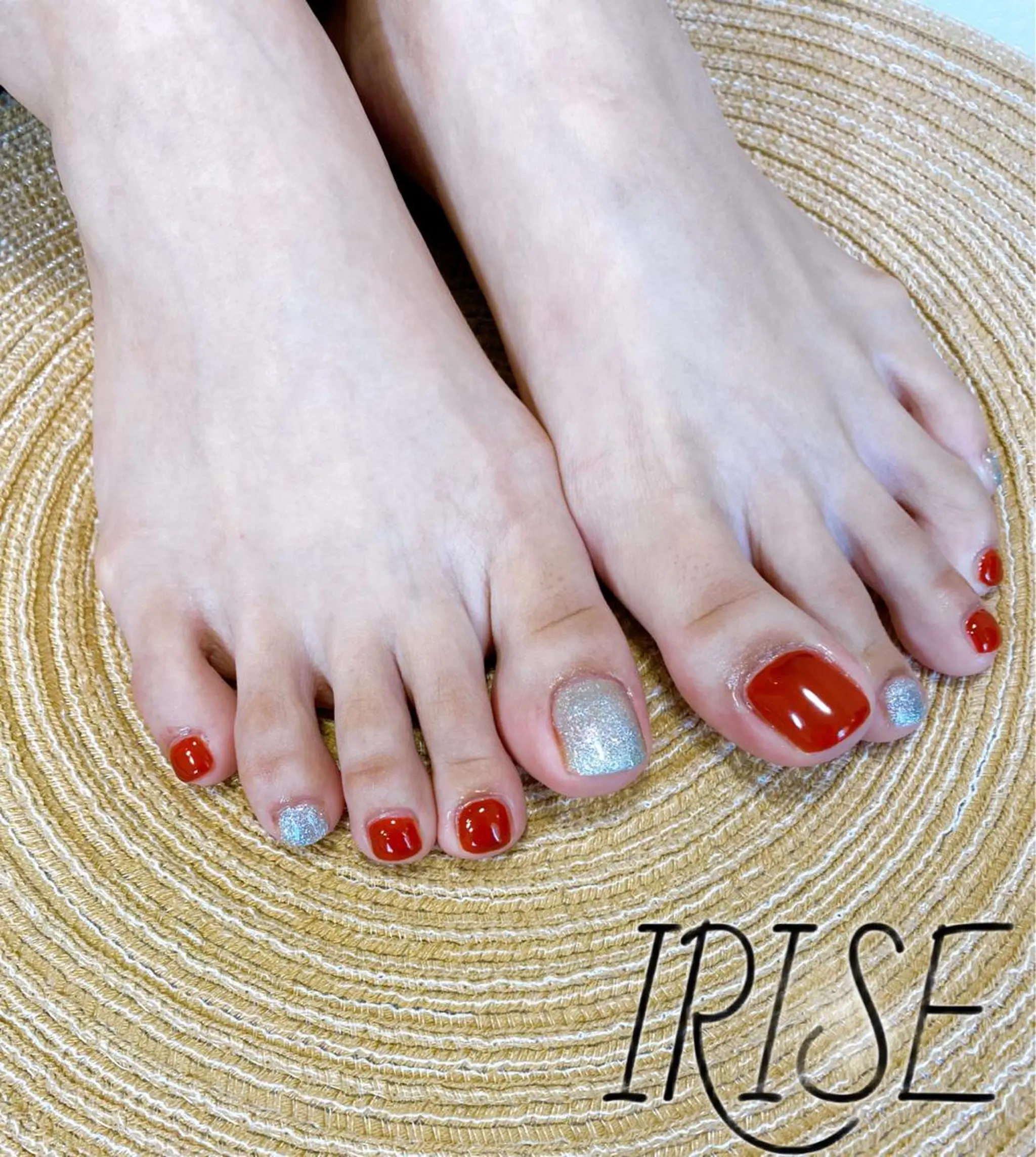 ネイル フットネイル キラキラネイル 赤色 シルバー salon de iriseのマツエク・マツパデザイン