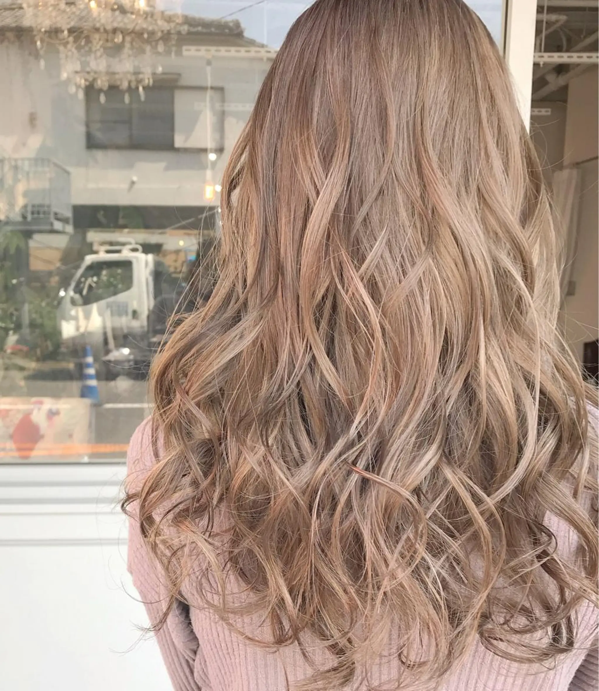 ロング カラー ヘアアレンジ お団子ヘア 切りっぱなしボブ バレイヤージュ ブリーチ デザインカラー Mariana/ 鶴原-ハイライトのヘアスタイル