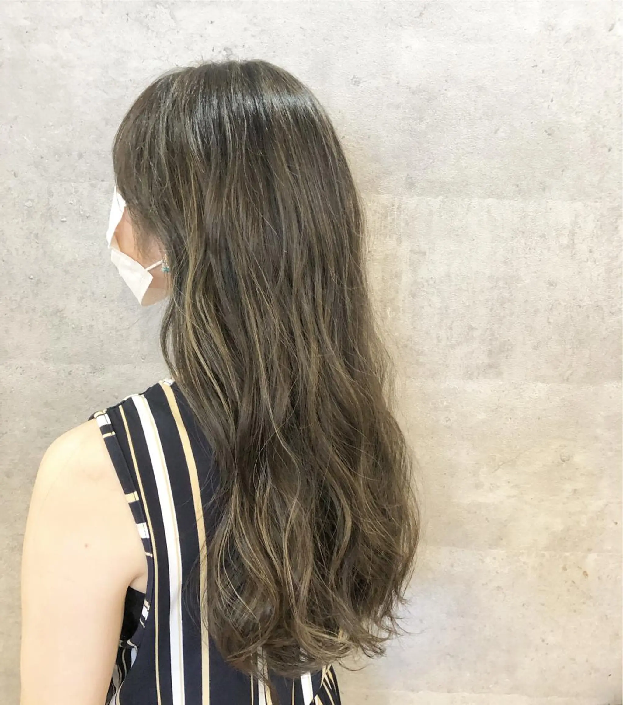 ロング カラー アッシュ ベージュカラー ハイライトカラー ハイライト 髪質改善で 憧れの潤艶美髪にのヘアスタイル