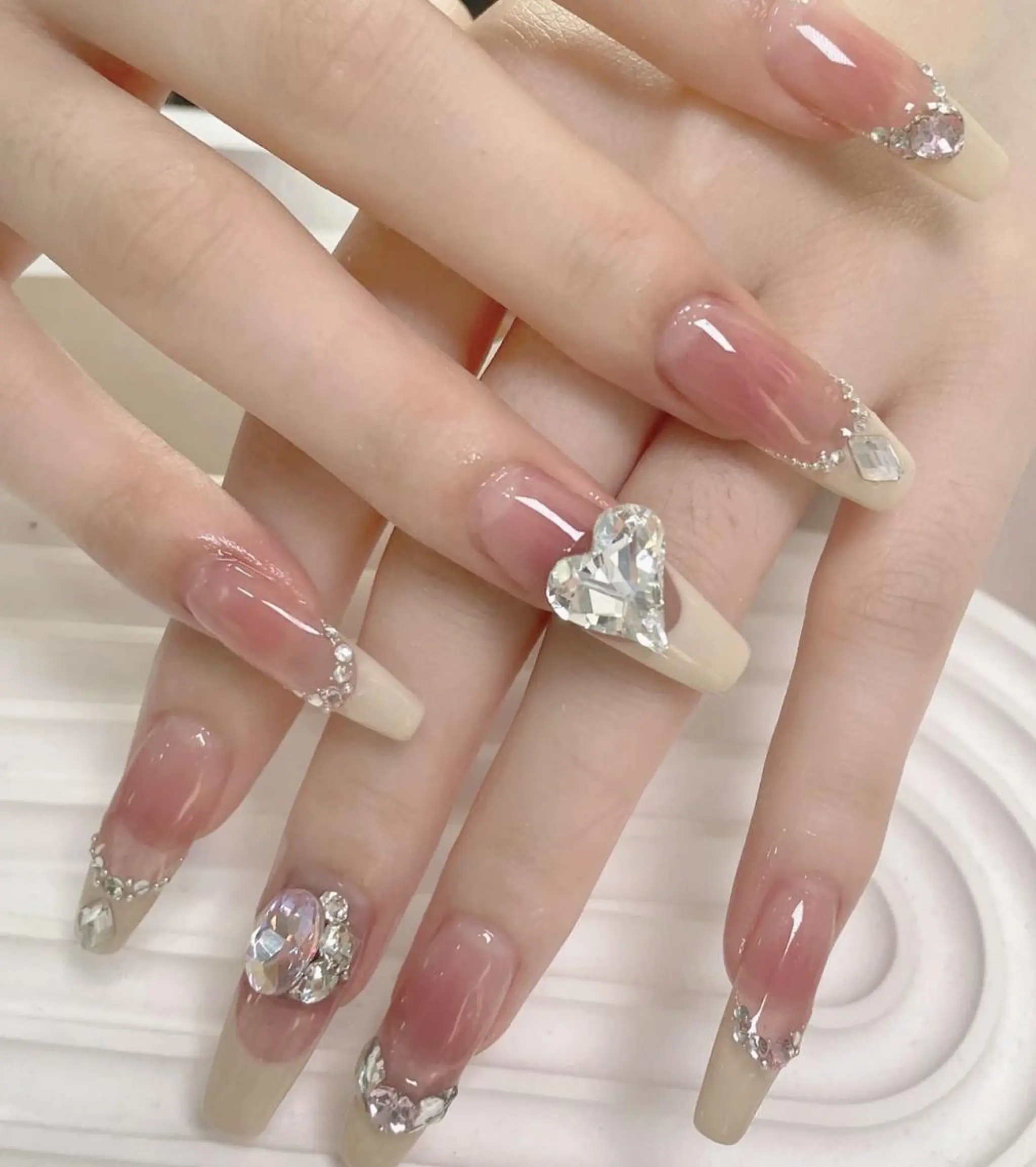 ネイル アートネイル 長さ出し ネイルチップ Queens PUPUのネイルデザイン