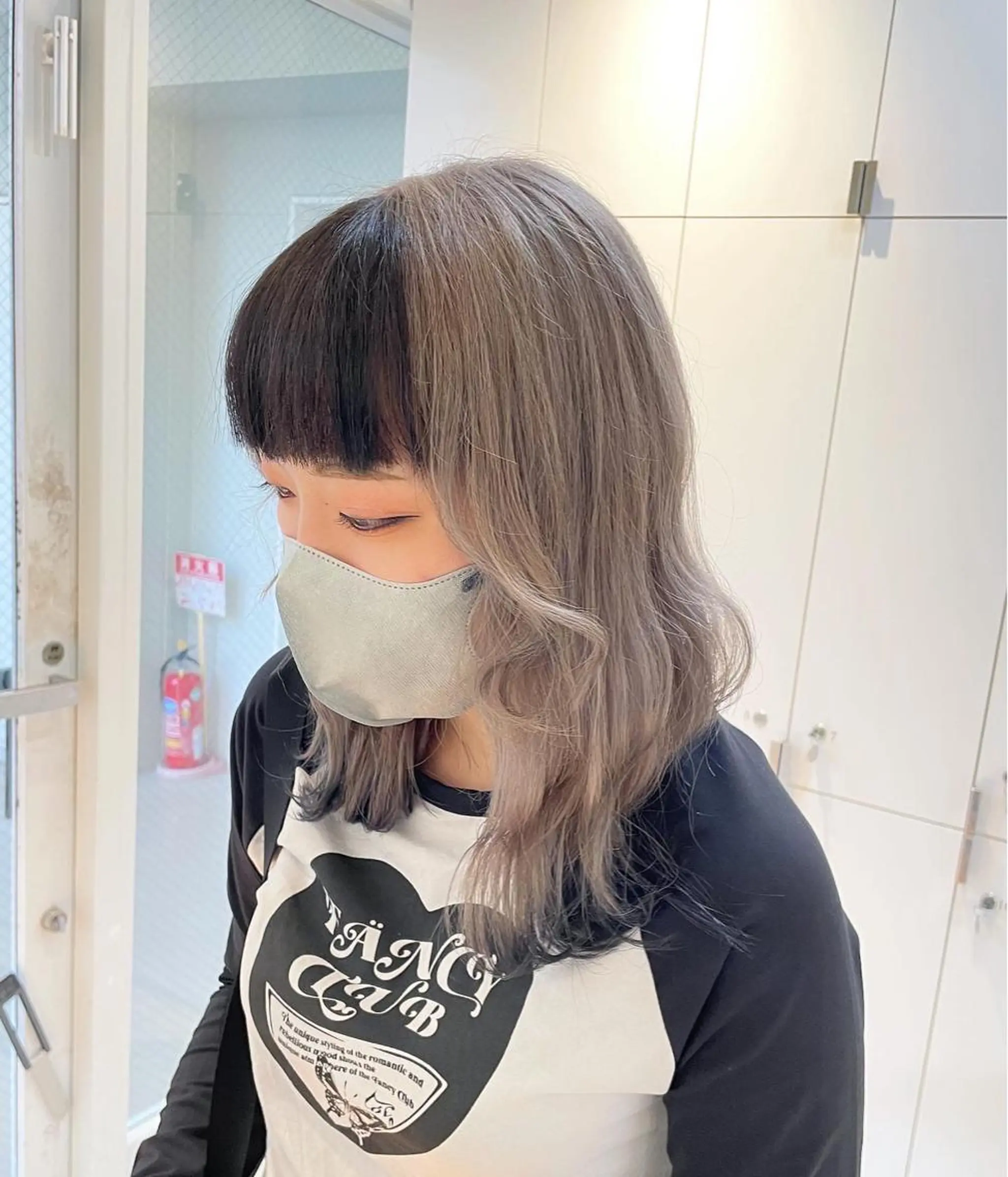 セミロング カラー ヘアアレンジ 黒髪 シルバー ホワイトシルバー カット ヘアカラー トリートメント ヘッドスパ ヘアセット 艶髪✨寒色カラー✨ 翁長孝輔のヘアスタイル