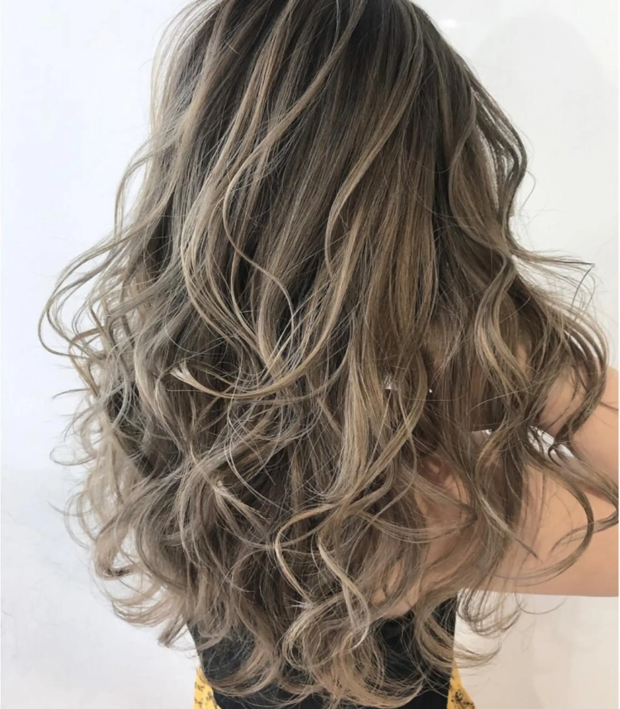 ロング カラー バレイヤージュ ベージュカラー ミルクティーベージュ レイヤーカット Seventh Senseのヘアスタイル