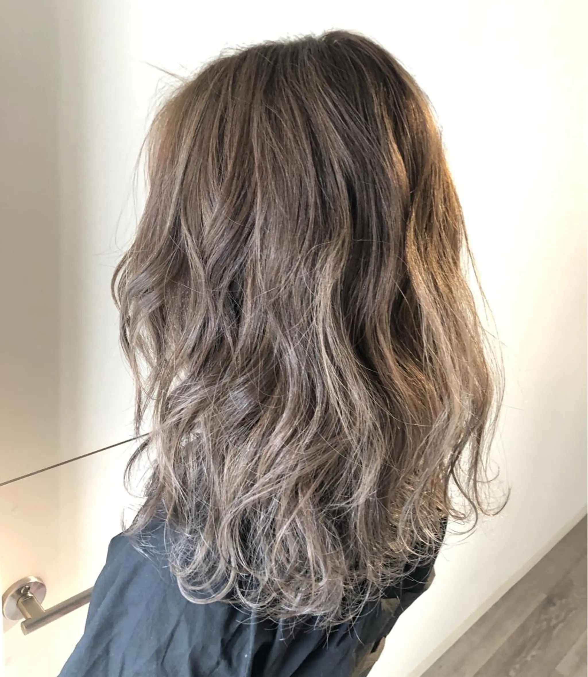 セミロング カラー ベージュカラー ブリーチ カット ヘアカラー Le/a谷町 野上幹太のヘアスタイル