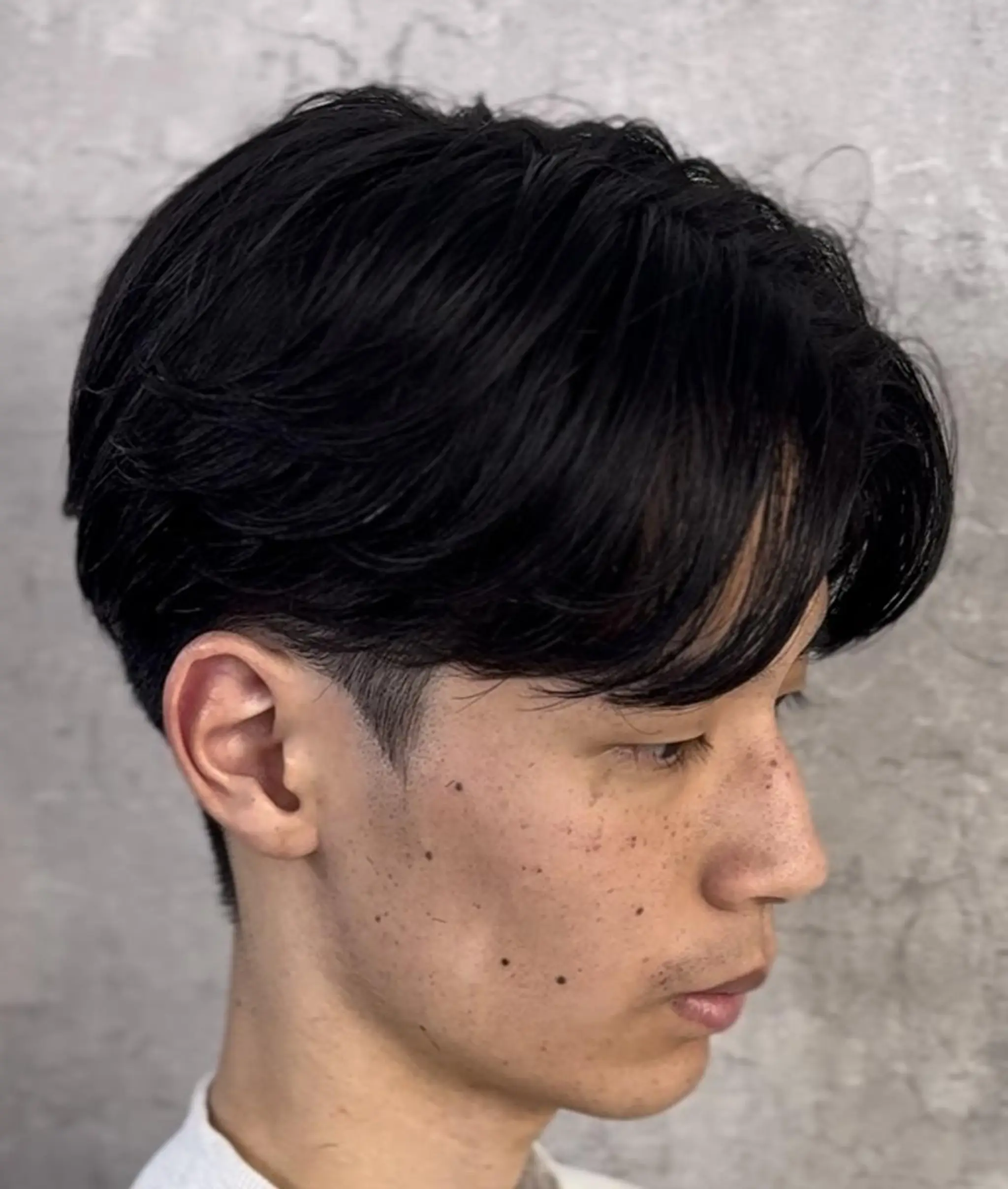 ショート カラー パーマ メンズ センターパート ダウンパーマ カルマパーマ メンズパーマ ニュアンスパーマ カット パーマ トリートメント ヘアセット Men's Eir Kodamaのヘアスタイル