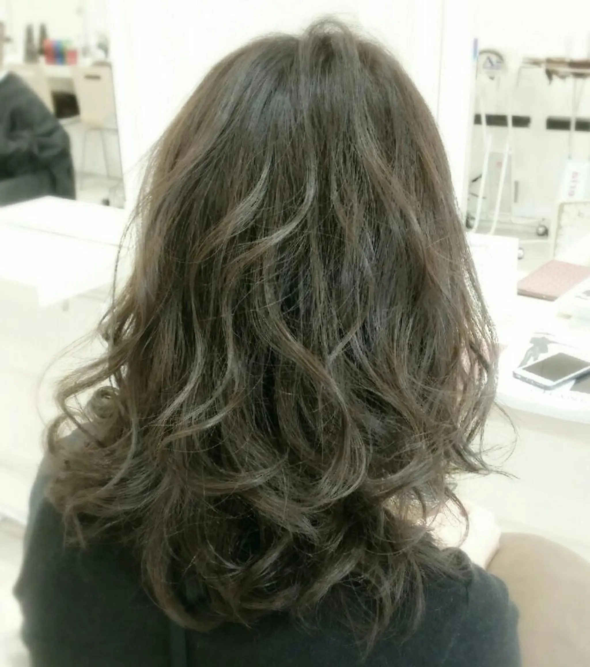 セミロング カラー グレージュ ハイライトカラー イルミナカラー ハイライト 須賀 一美のヘアスタイル