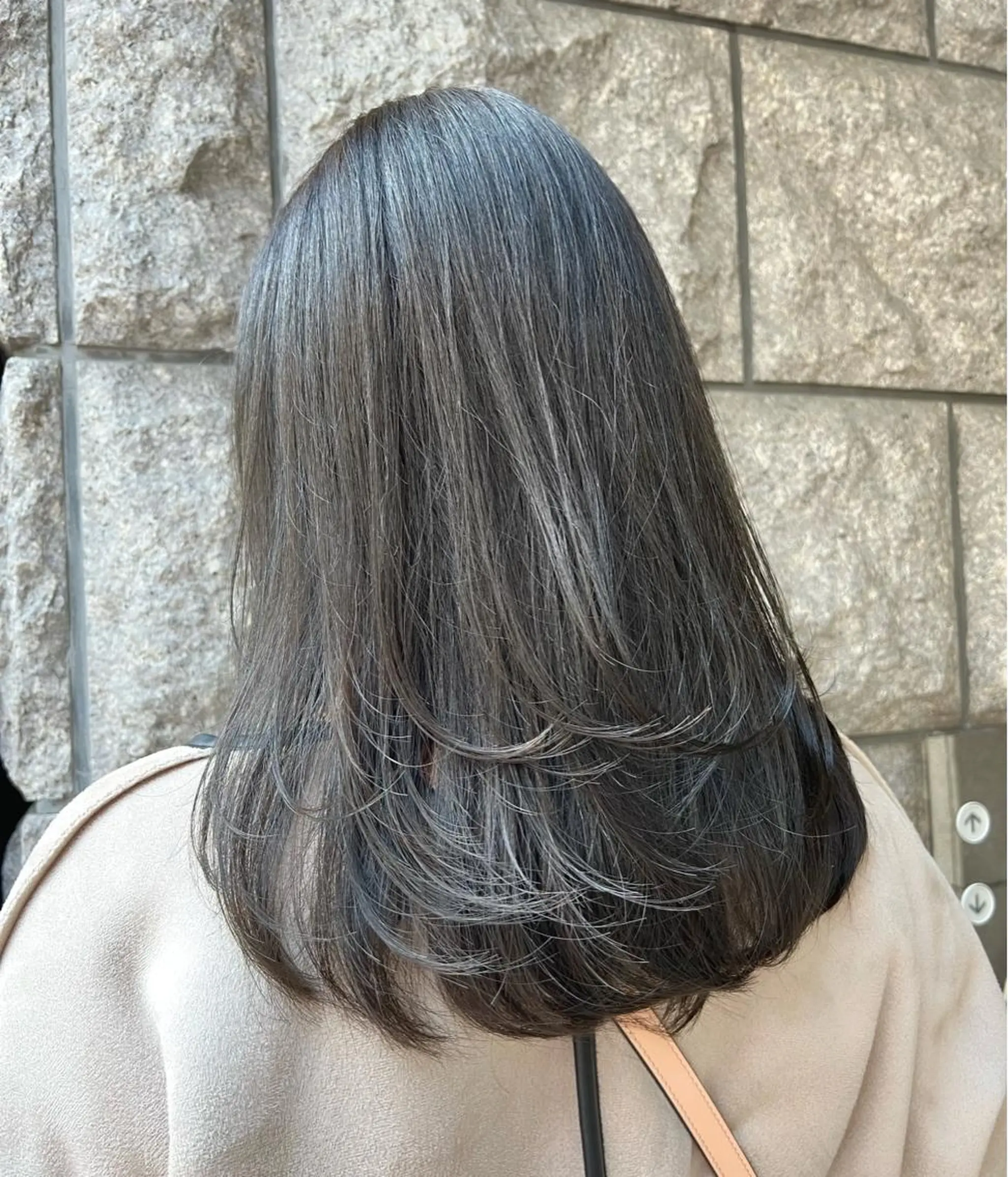 ロング カラー ヘアアレンジ ブリーチ グレージュ ブリーチなしカラー 🌟小顔レイヤー× 赤み消し透明感カラーのヘアスタイル