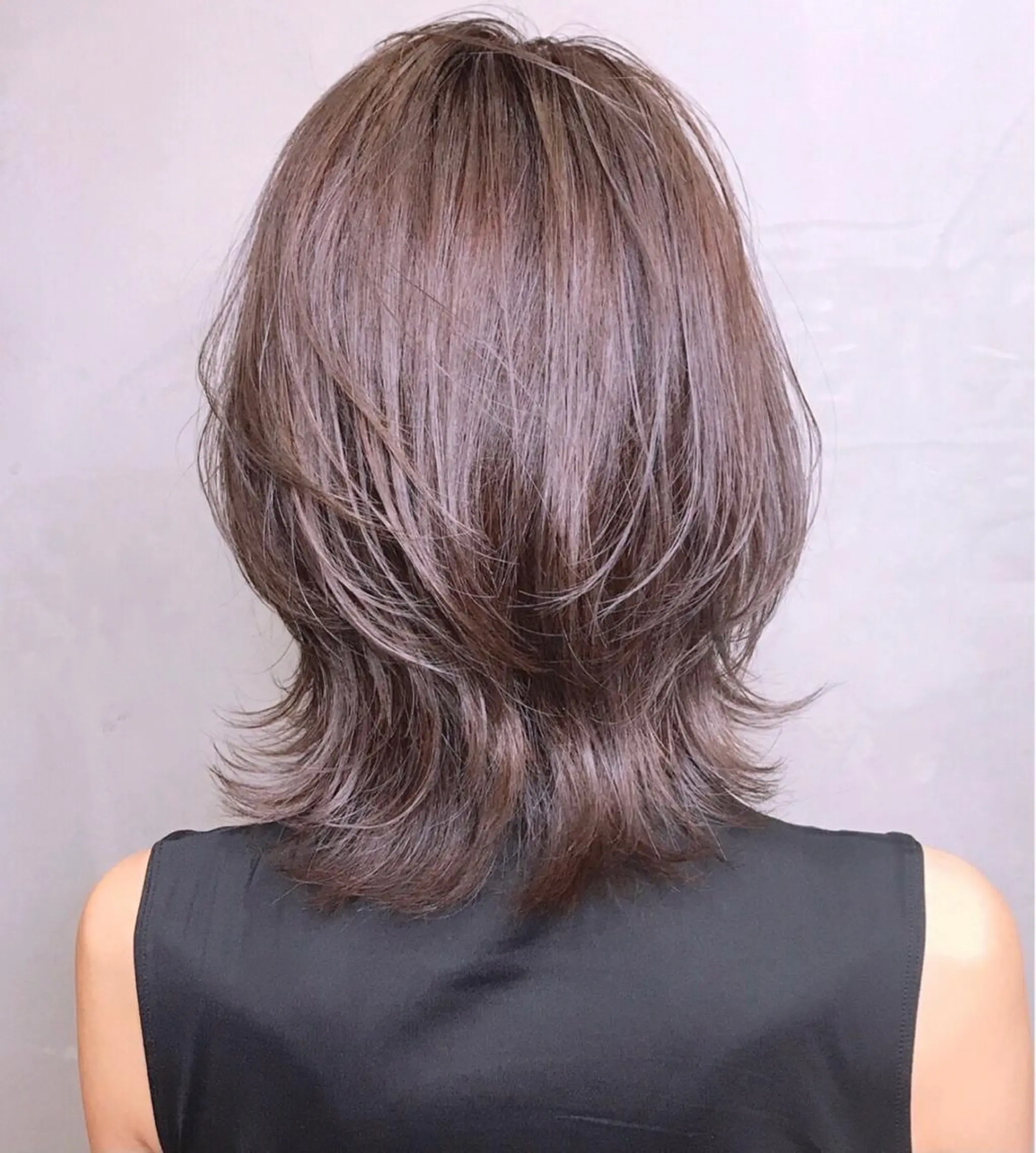 ミディアム カラー ミディアムパーマ アッシュ アッシュブラウン ベージュカラー 黒髪 AKI アキのヘアスタイル