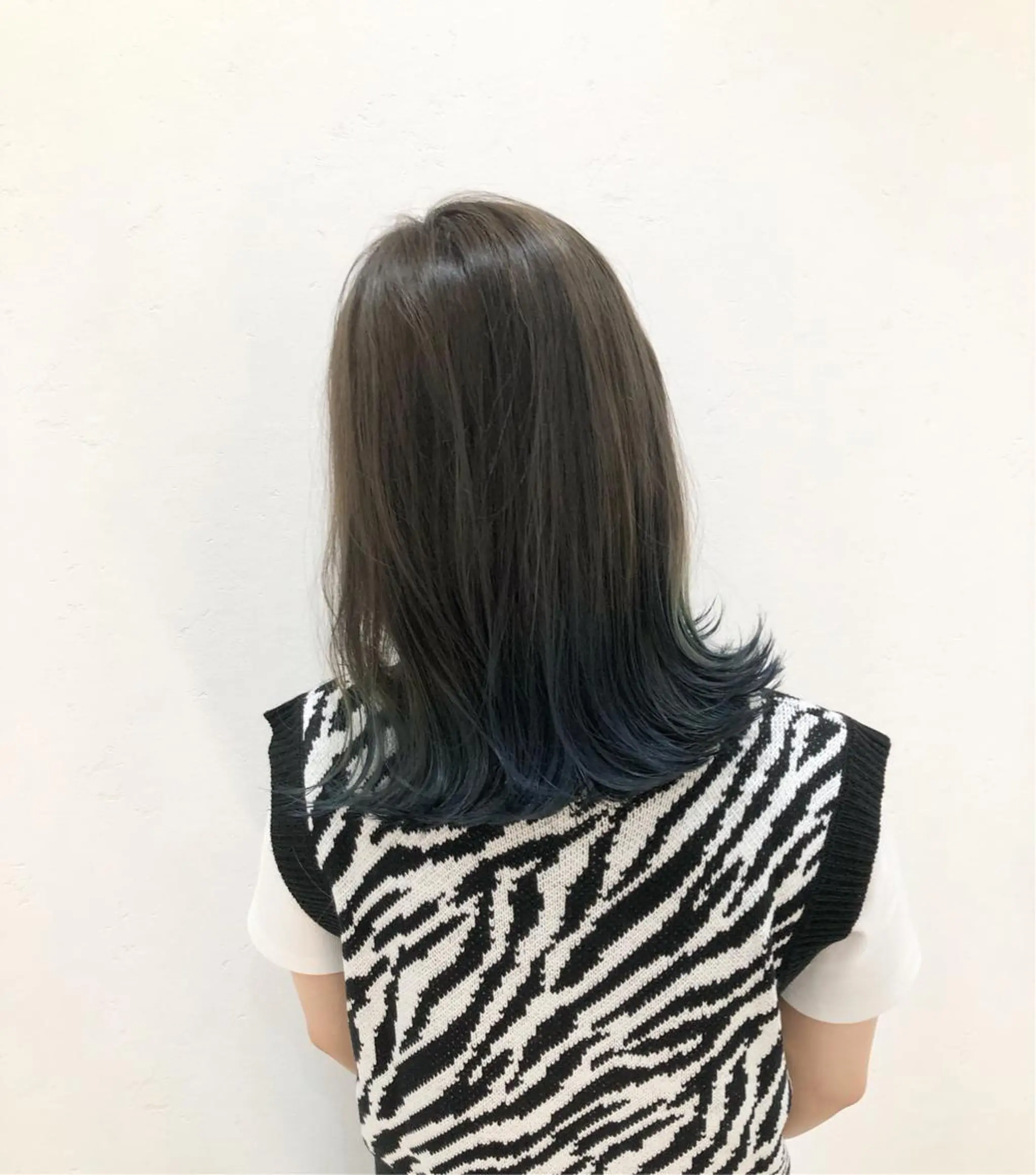 ロング カラー ベージュカラー ブリーチ ブルーカラー グラデーションカラー オリーブベージュ ヘアカラー トリートメント ニュアンスカラー🫧 加納のヘアスタイル