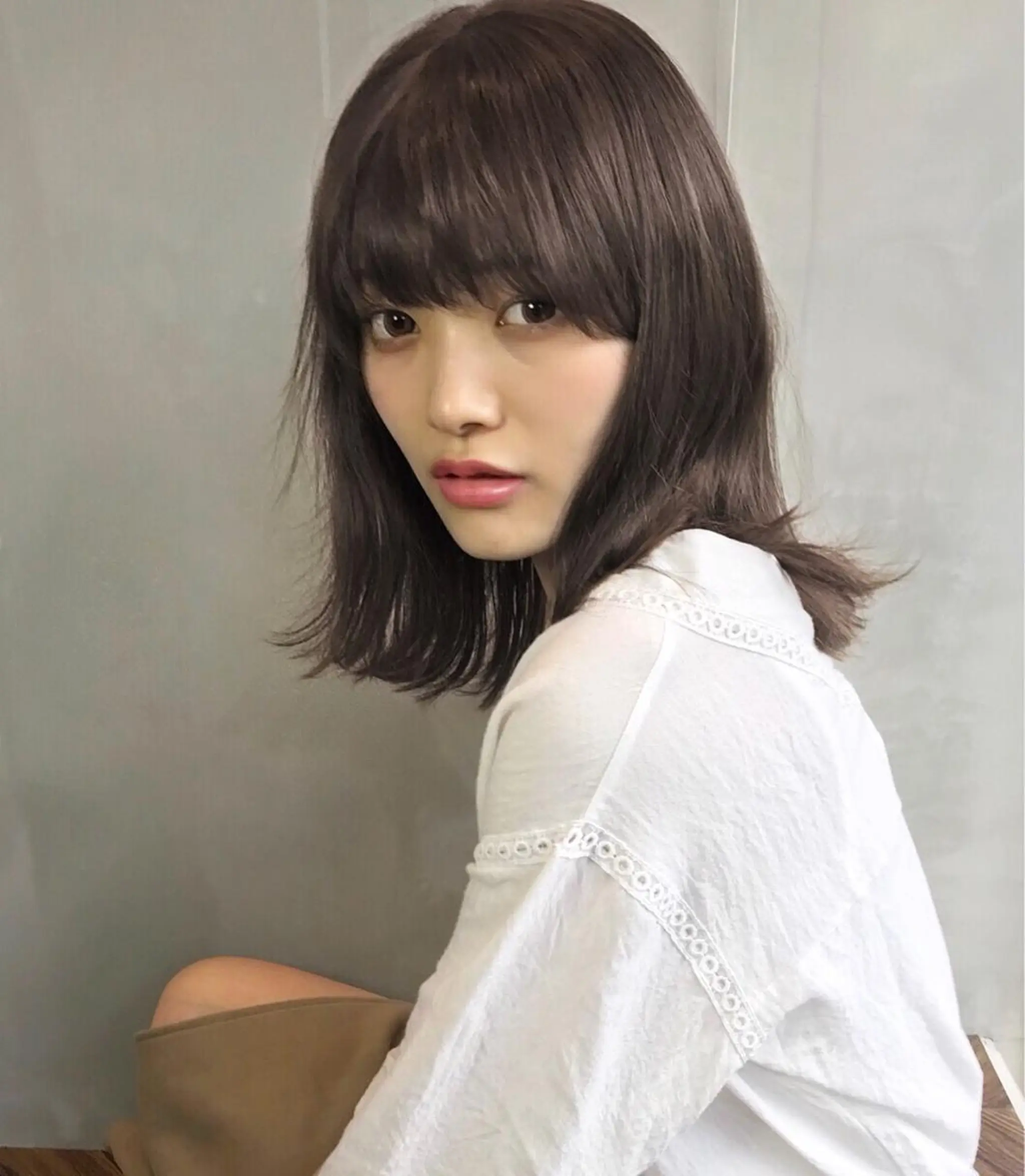 ミディアム カラー レイヤー　べージュ 白石研太のヘアスタイル