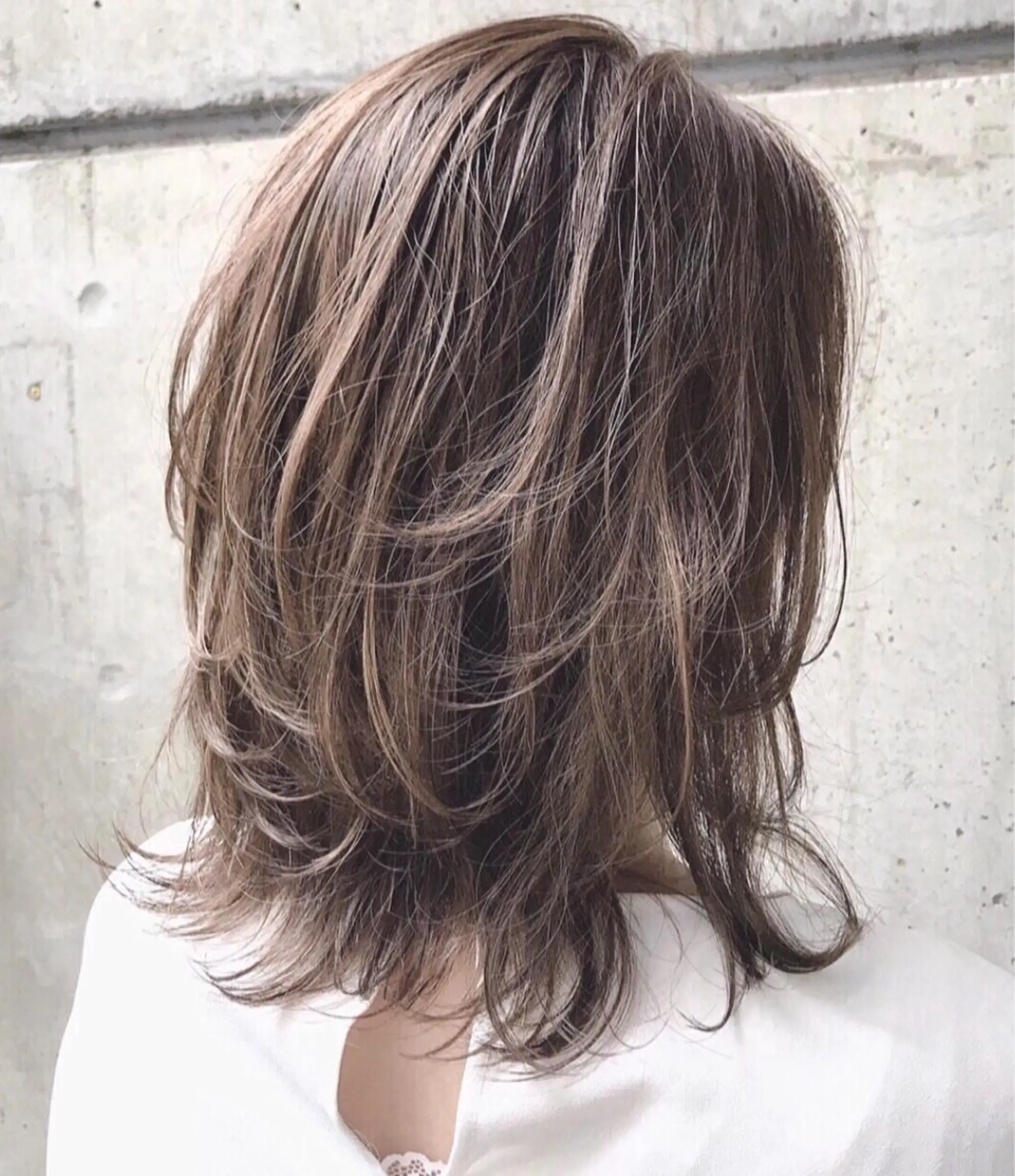 ミディアム カラー ミディアムパーマ アッシュ アッシュブラウン ベージュカラー 黒髪 ヘアカラー AKI アキのヘアスタイル
