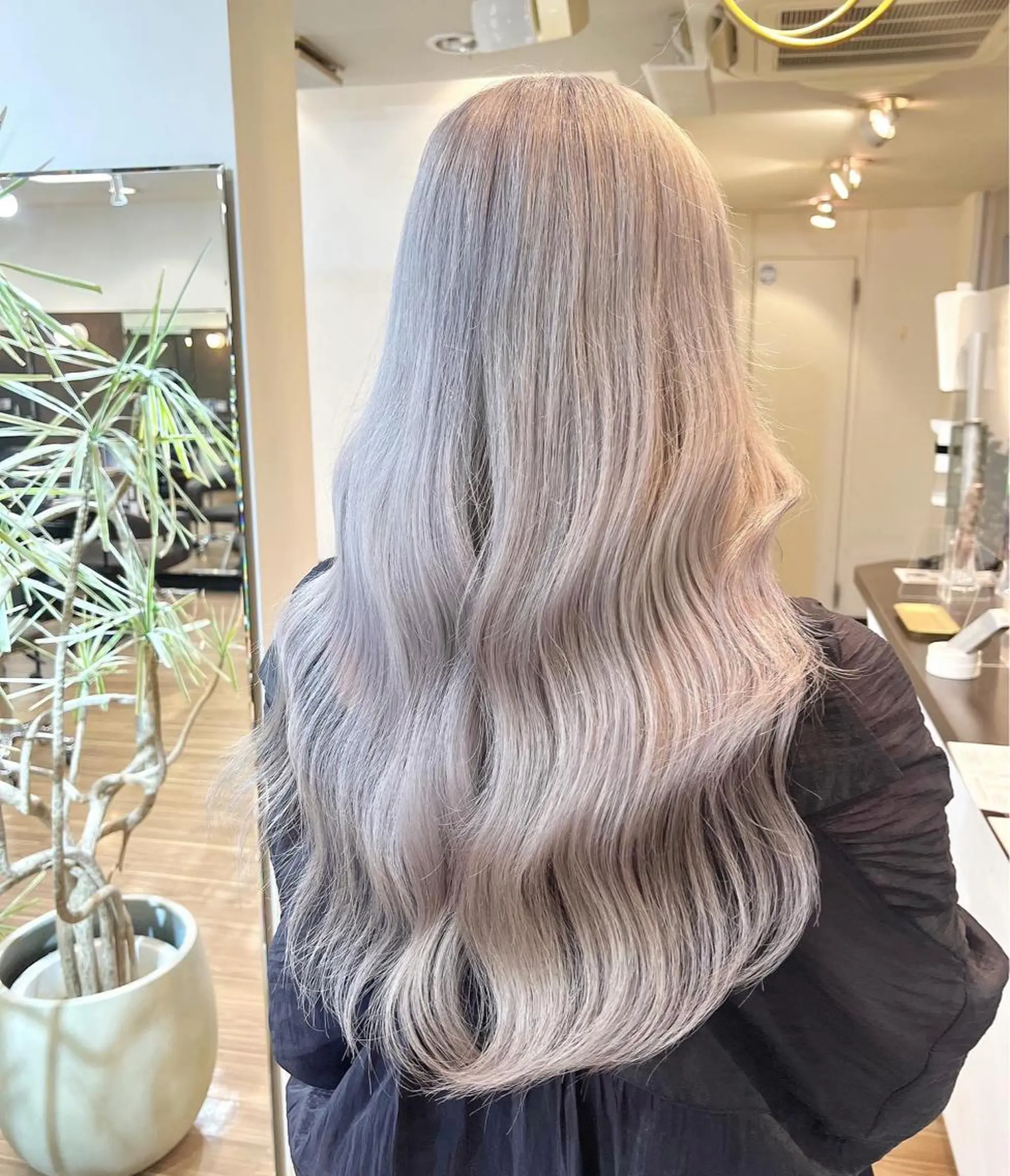 ロング カラー ブリーチ 色ムラ修正の神様 新宿ハイトーンかすみのヘアスタイル