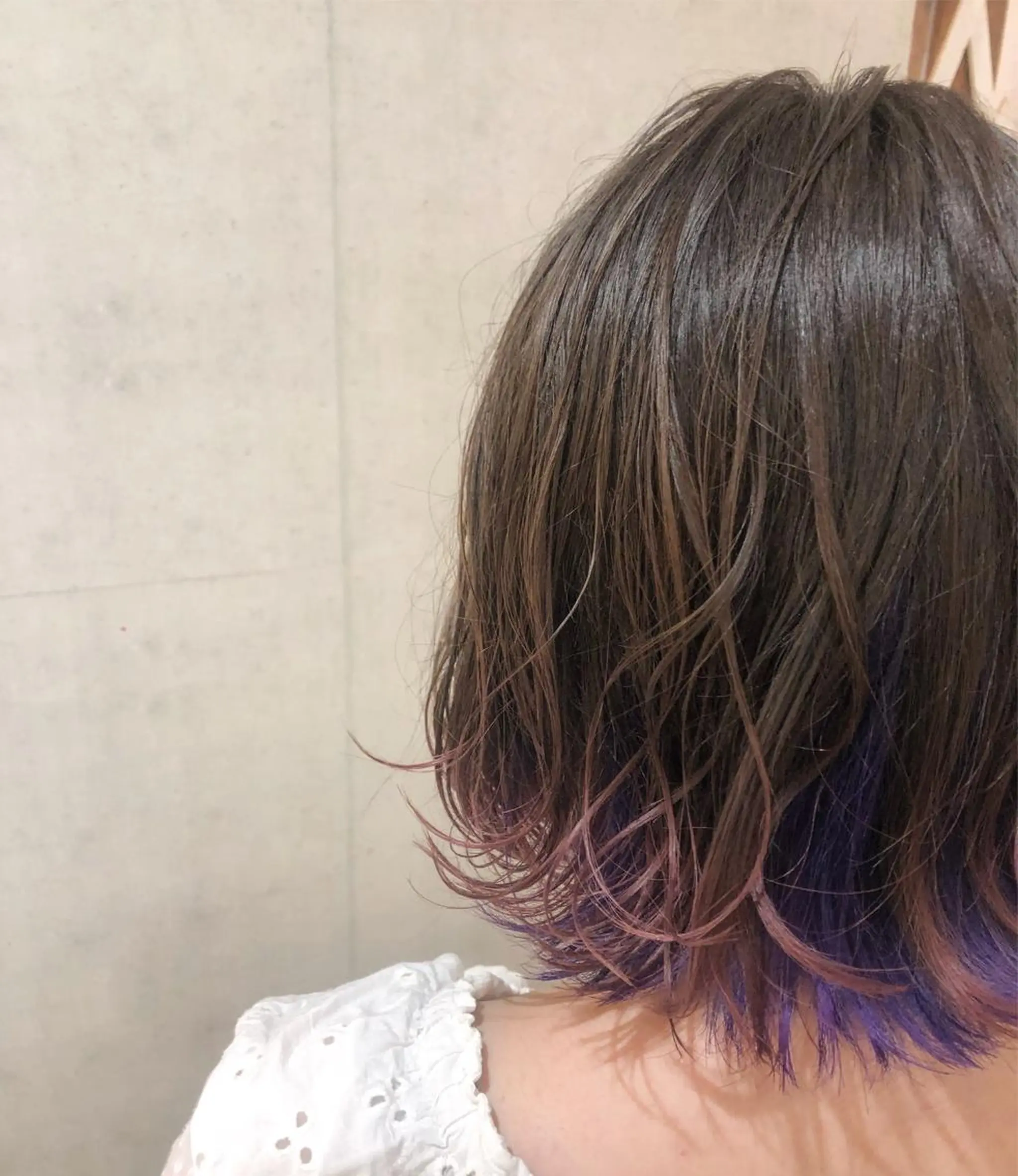 ミディアム 岸田 梓武生のヘアスタイル