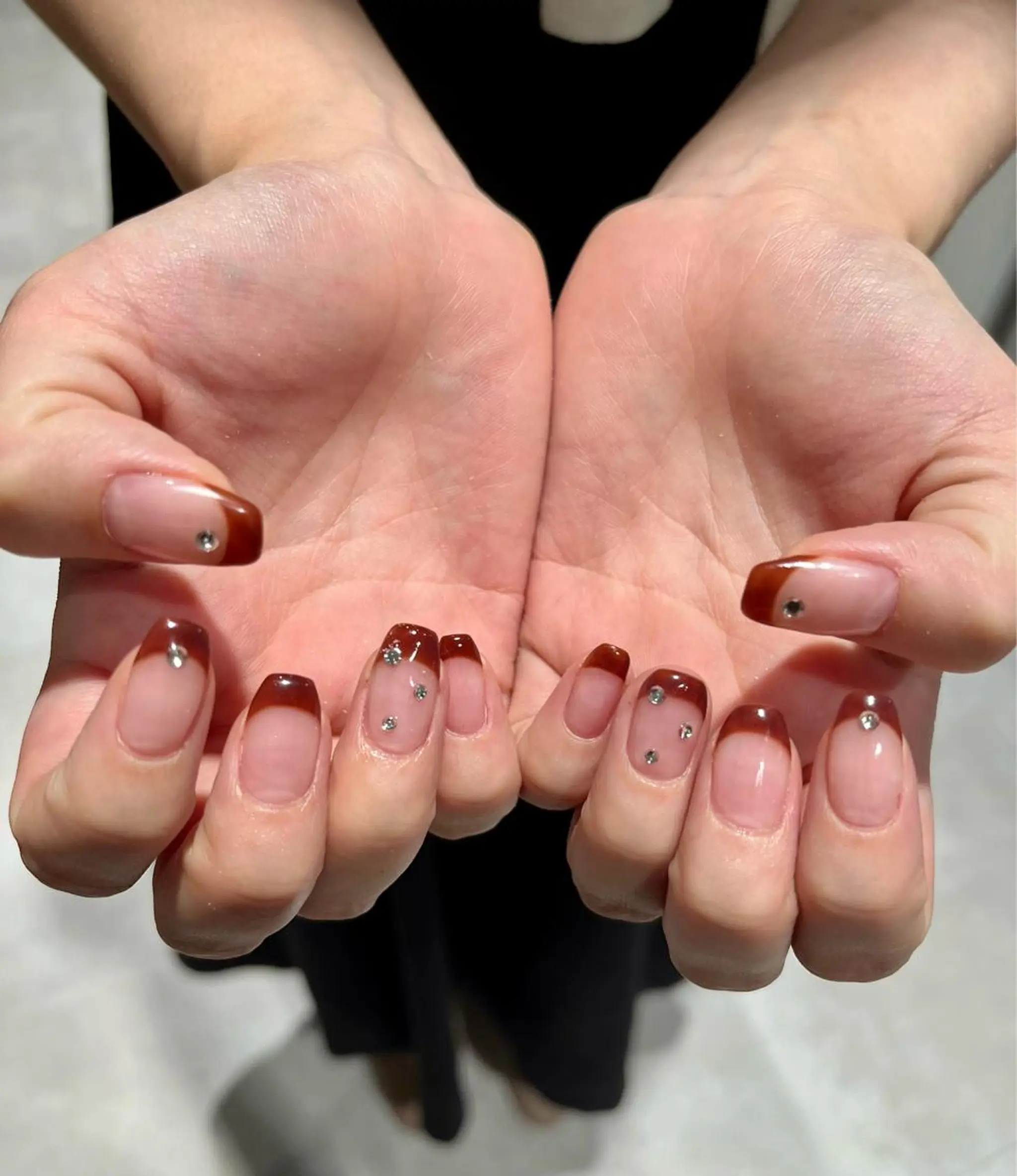 ネイル ブラウン フレンチネイル ストーンネイル 小川 奈々花のネイルデザイン
