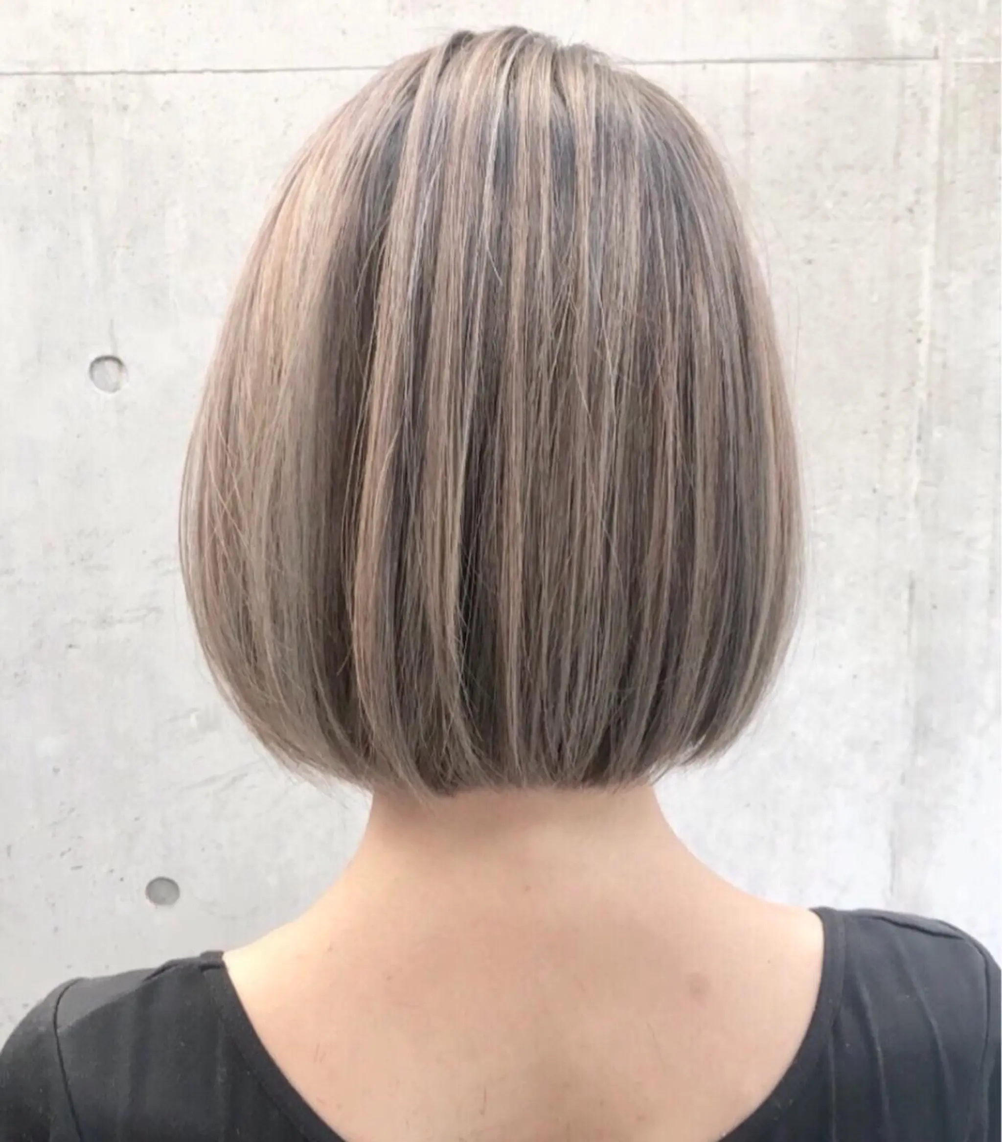 ショート カラー アッシュ ベージュカラー ブルーカラー グレージュ ハイトーンカラー カット ヘアカラー AKI アキのヘアスタイル