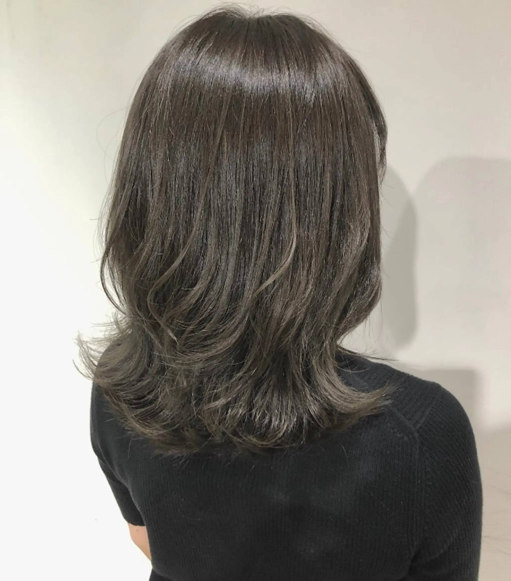 ミディアム カラー グレージュ ハイライトカラー カーキグレージュ ハイライト カット ヘアカラー トリートメント scene. haraのヘアスタイル