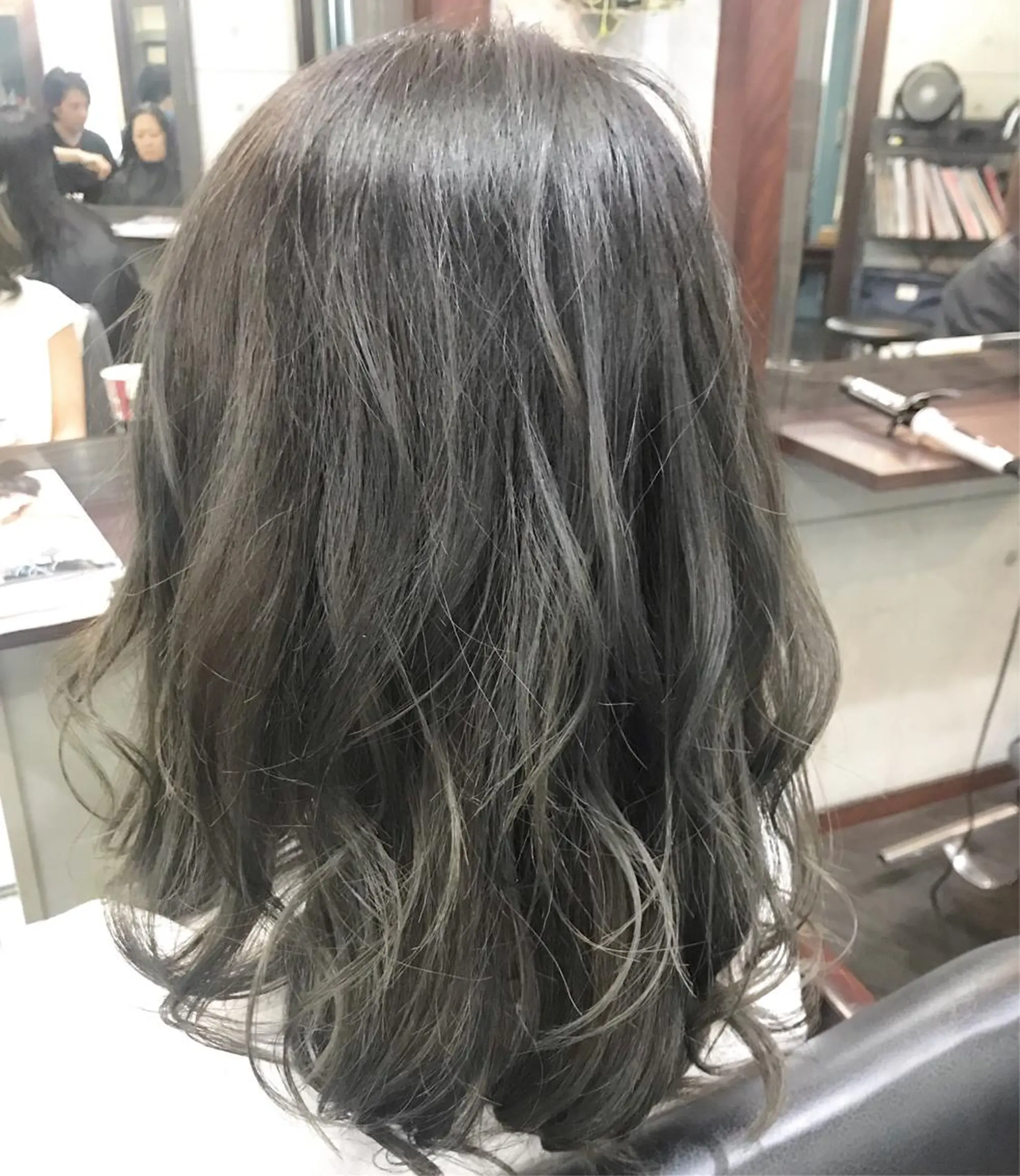 セミロング カラー ブリーチ グレージュ ハイライトカラー オリーブグレージュ オリーブグレー ヘアカラー トリートメント ＊横浜駅＊ 金子 誠也のヘアスタイル