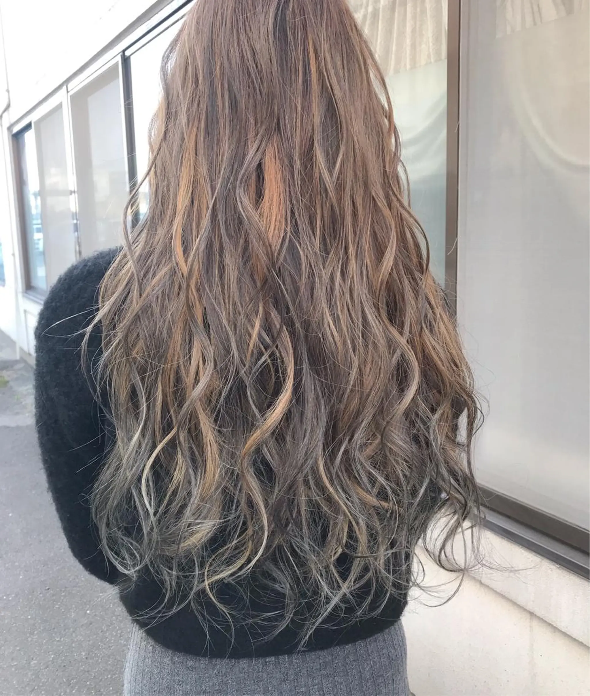 ロング カラー ヘアアレンジ お団子ヘア 切りっぱなしボブ バレイヤージュ ブリーチ デザインカラー Mariana/ 鶴原-ハイライトのヘアスタイル