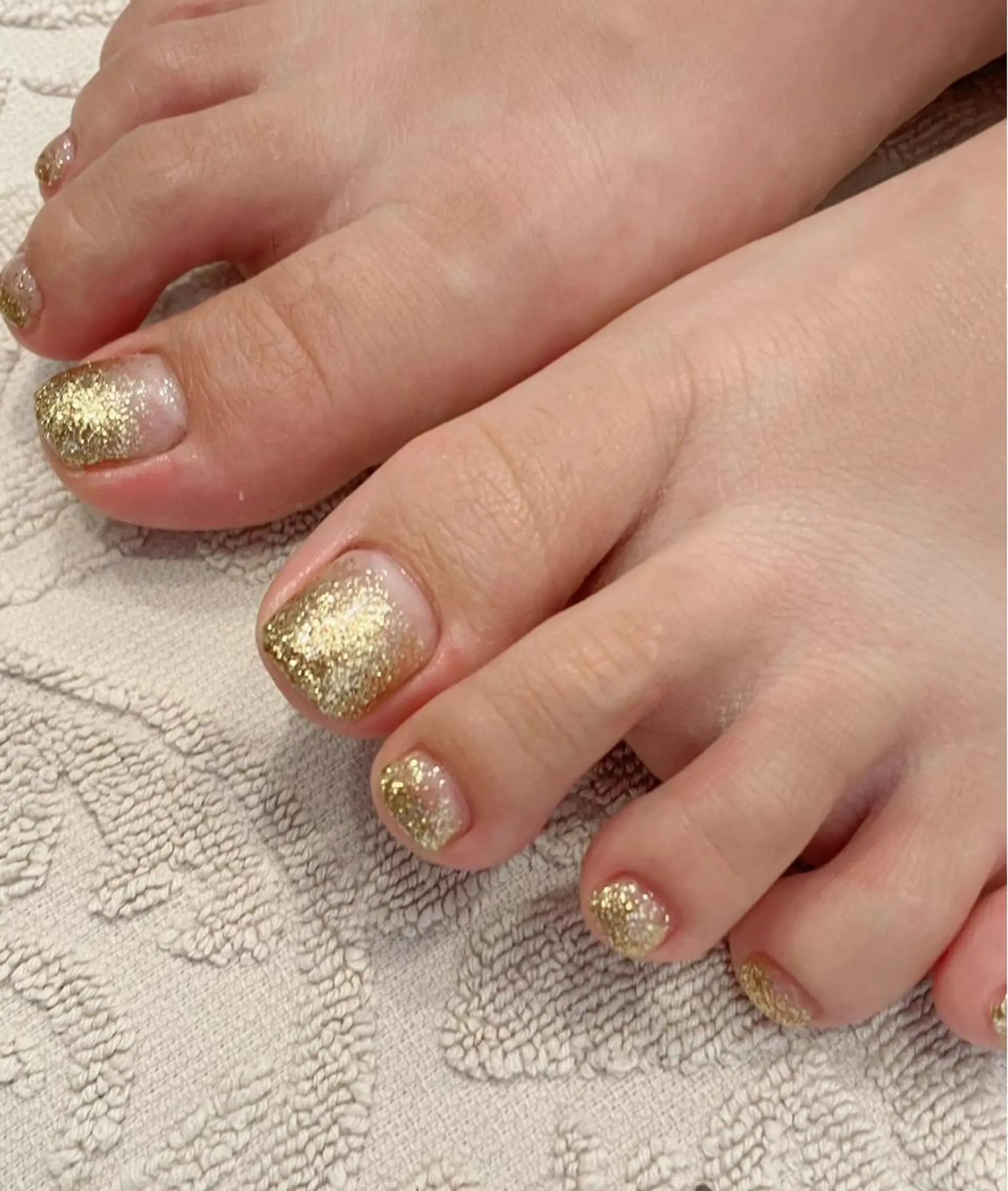 ネイル ゴールド グラデーション ラメ(グリッター) ラメグラデーション フットネイル nailsalon SIMB.のネイルデザイン