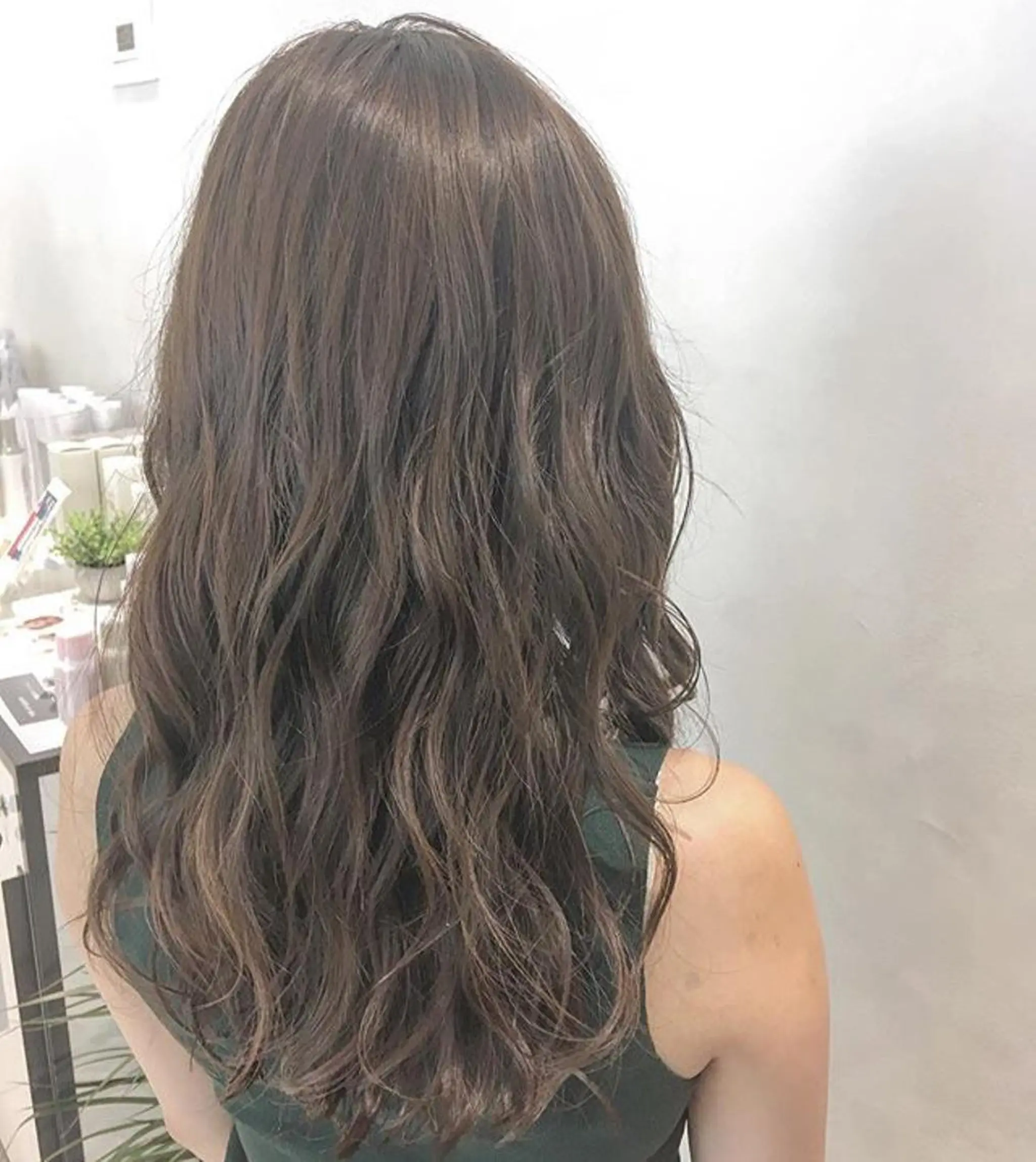 ロング カラー ヘアアレンジ アッシュ ベージュカラー ブリーチ グレージュ ブリーチなしカラー エグチ アキラのヘアスタイル