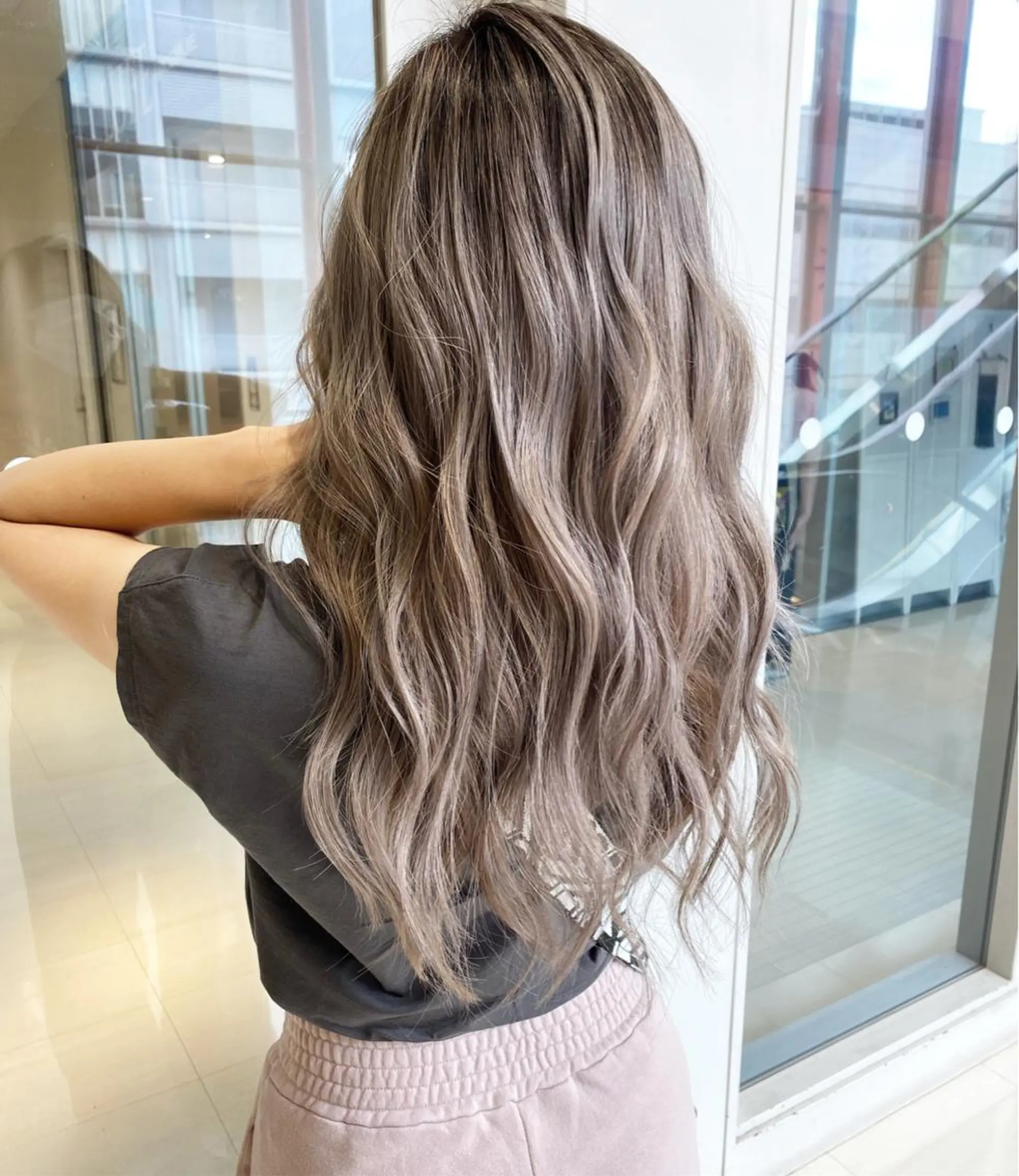 ロング カラー ブリーチ ヘアカラー ブリーチカラーレイヤ ーカット🦋annaのヘアスタイル