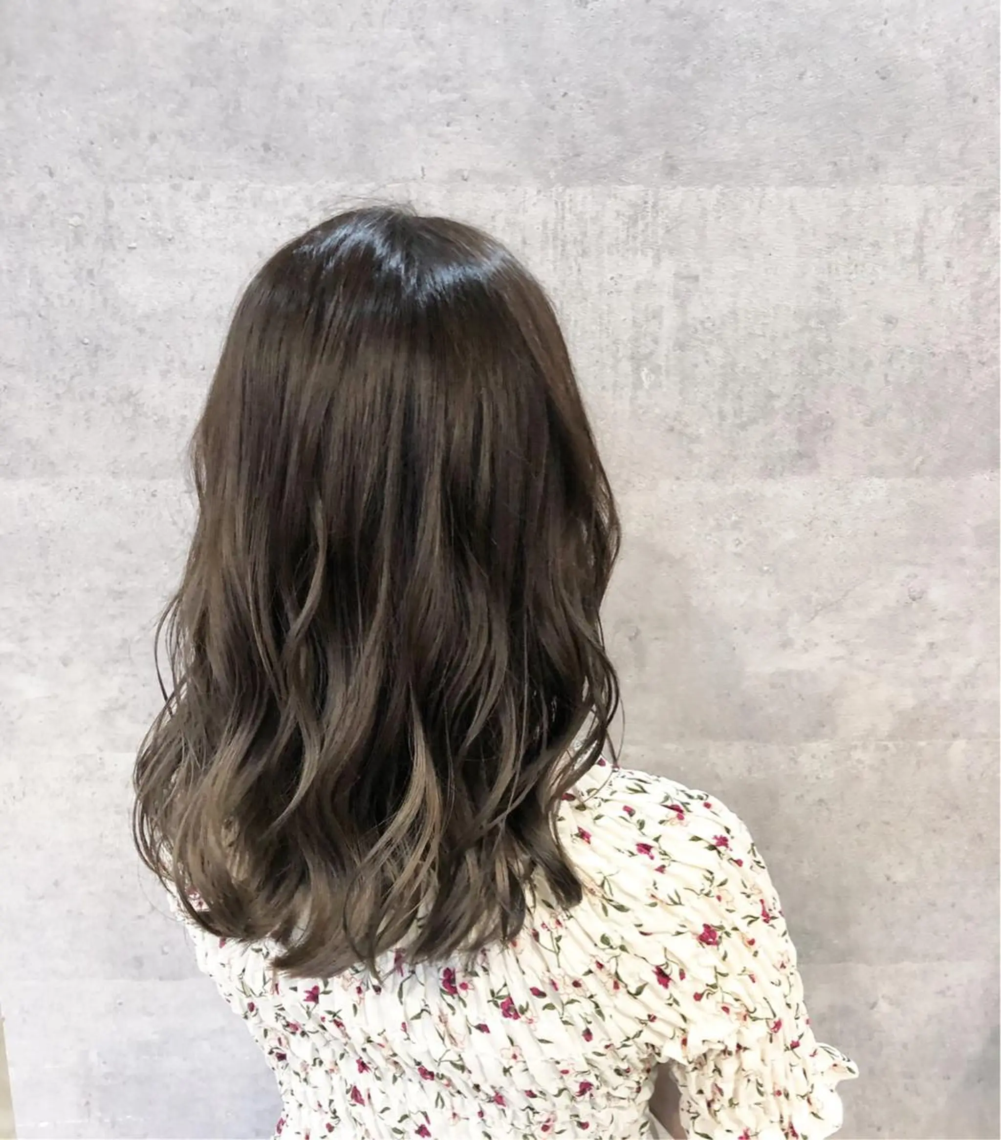 セミロング カラー グレージュ 髪質改善で 憧れの潤艶美髪にのヘアスタイル