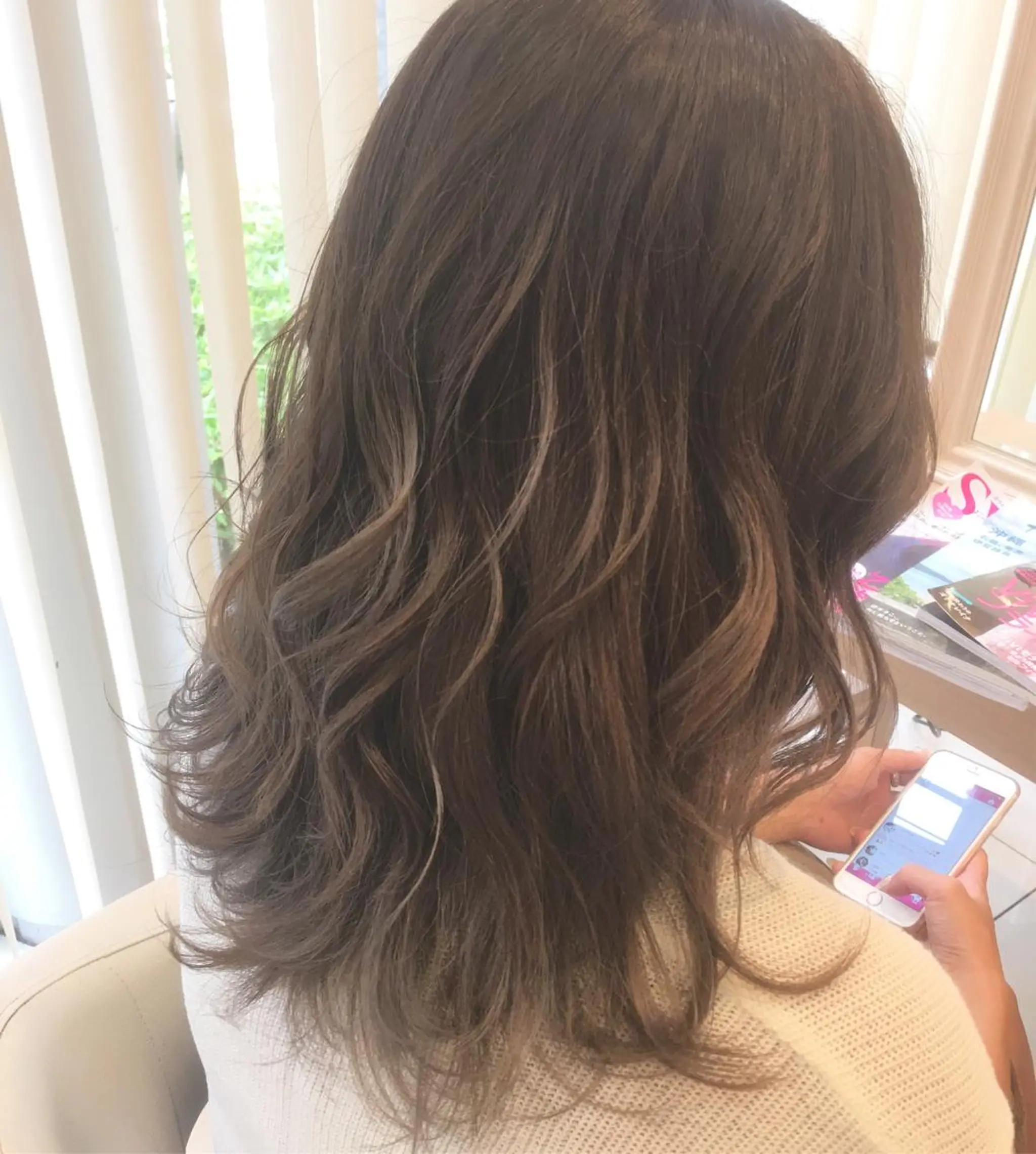 セミロング カラー グレージュ ハイライトカラー ハイライト 小田原NO1 美容師 飯田飛翔のヘアスタイル