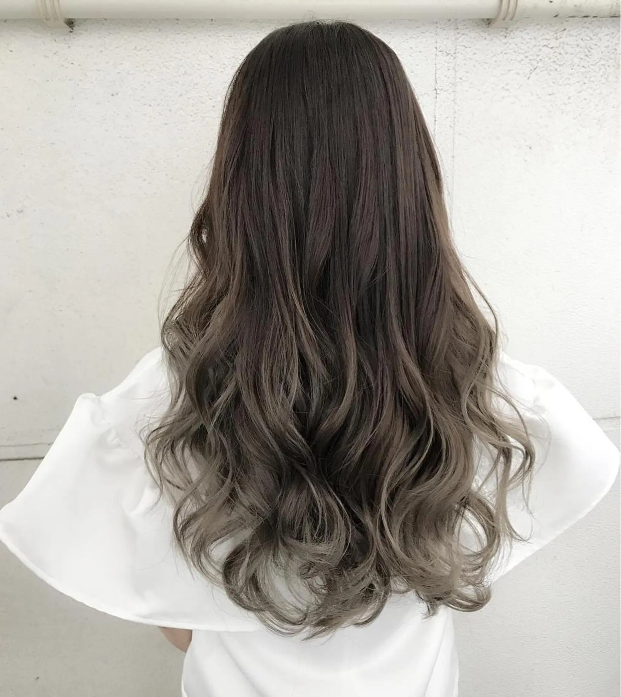 ロング カラー ブリーチ ケアブリーチ 韓国風カラー 髪質改善 韓国風ヘア カット ヘアカラー トリートメント オフホワイトアンドなんば所属・福西 洋斗のヘアスタイル