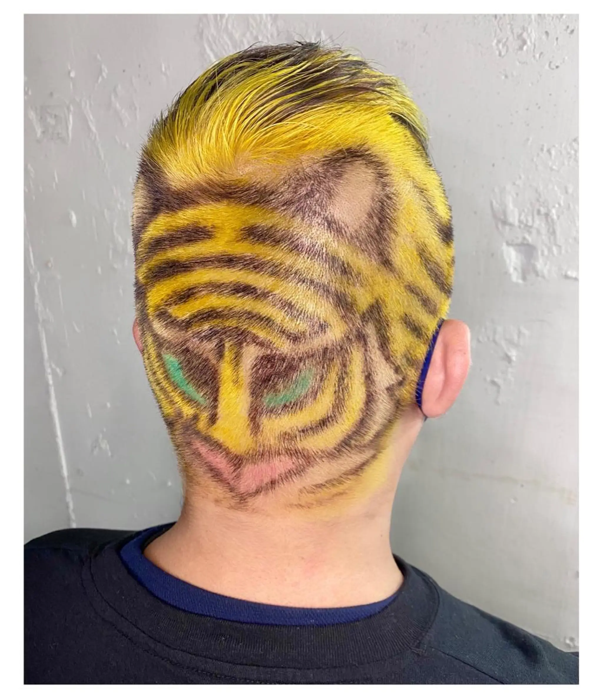 ショート カラー メンズ TSUNO🦖 派手髪/オタク美容師のヘアスタイル