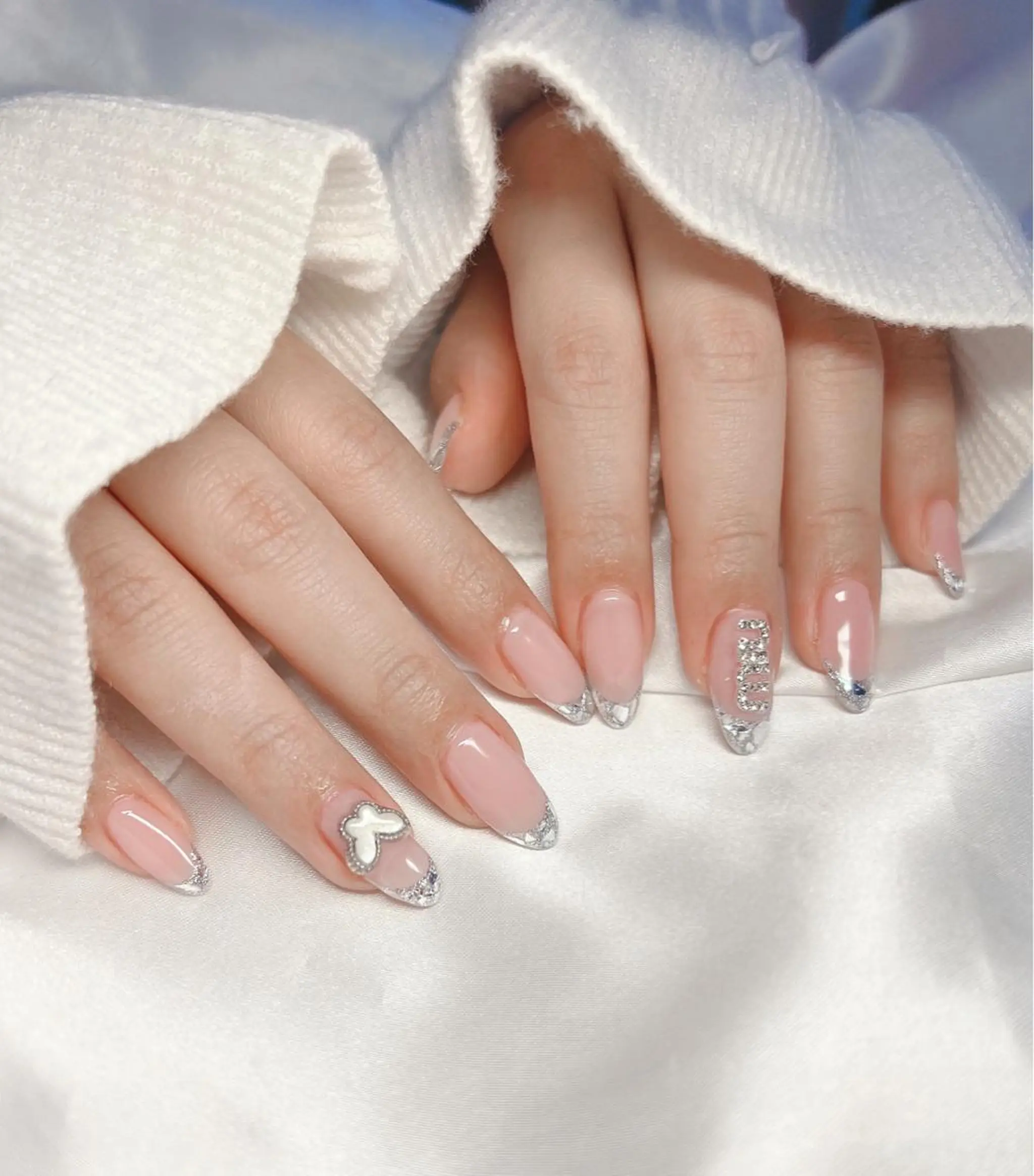 ネイル フレンチネイル ジェルネイル 韓国ネイル 持ち込み パラジェル ちゅるんネイル🪄 耳ツボジュエリー🔗のネイルデザイン