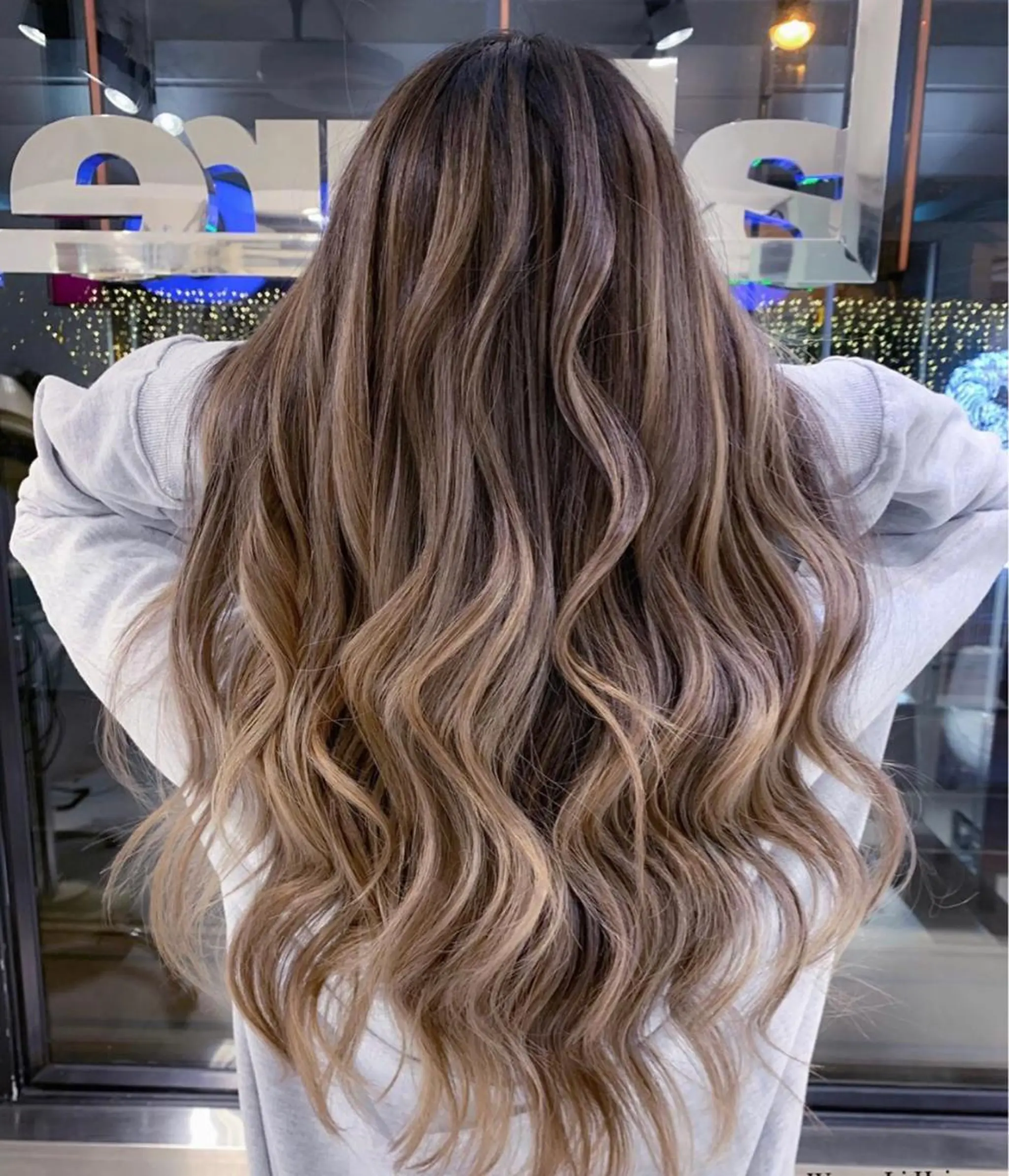 セミロング アッシュ ハイライト レイヤーカット salowin 原宿 aroa所属・韓国／ハッシュカット ／透明感カラー／金野のヘアスタイル