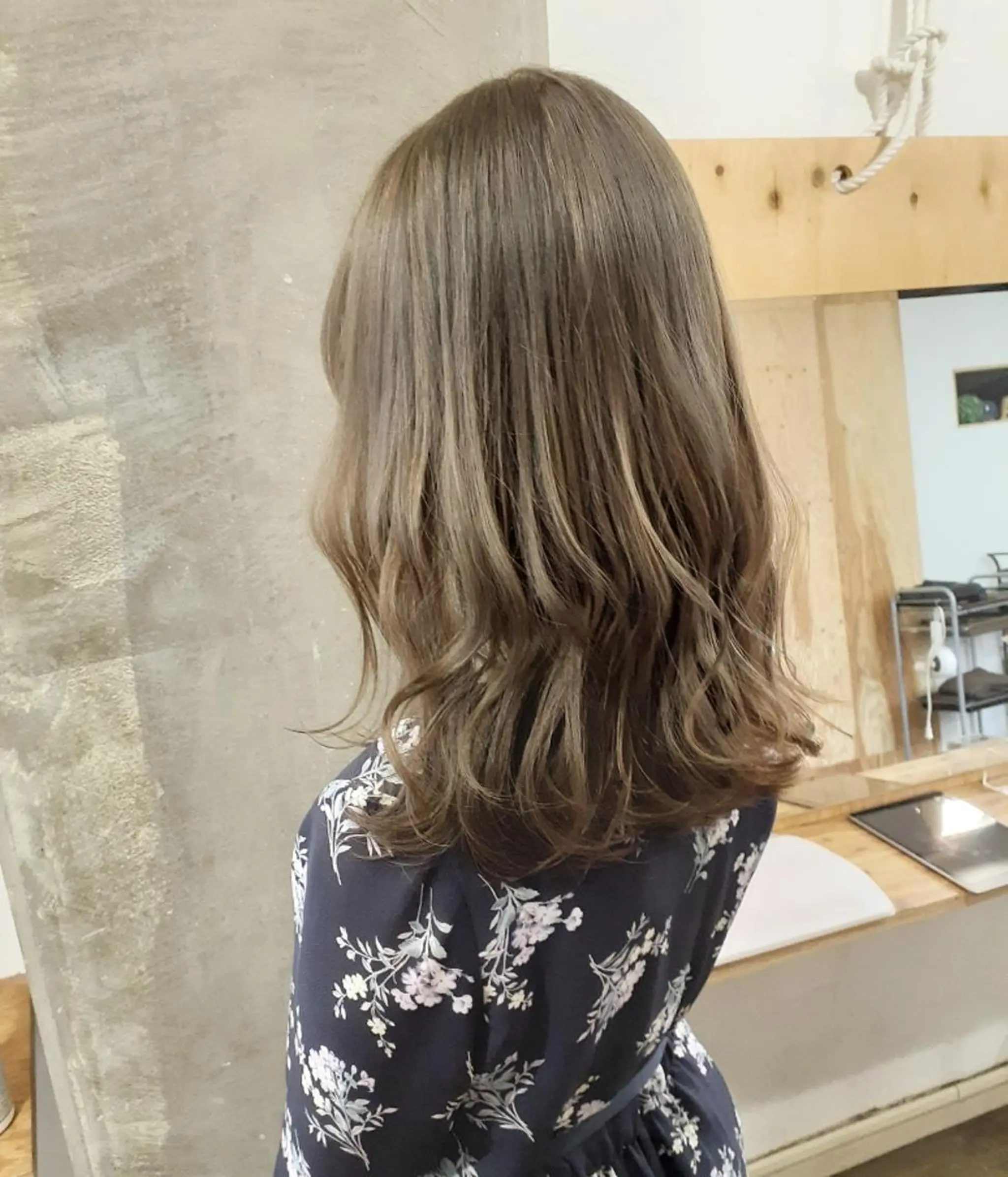 セミロング カラー ベージュカラー ブリーチ ダブルカラー グレージュ ラベンダーカラー ヘアカラー トリートメント 🔳髪質改善🔳 岡本陽のヘアスタイル