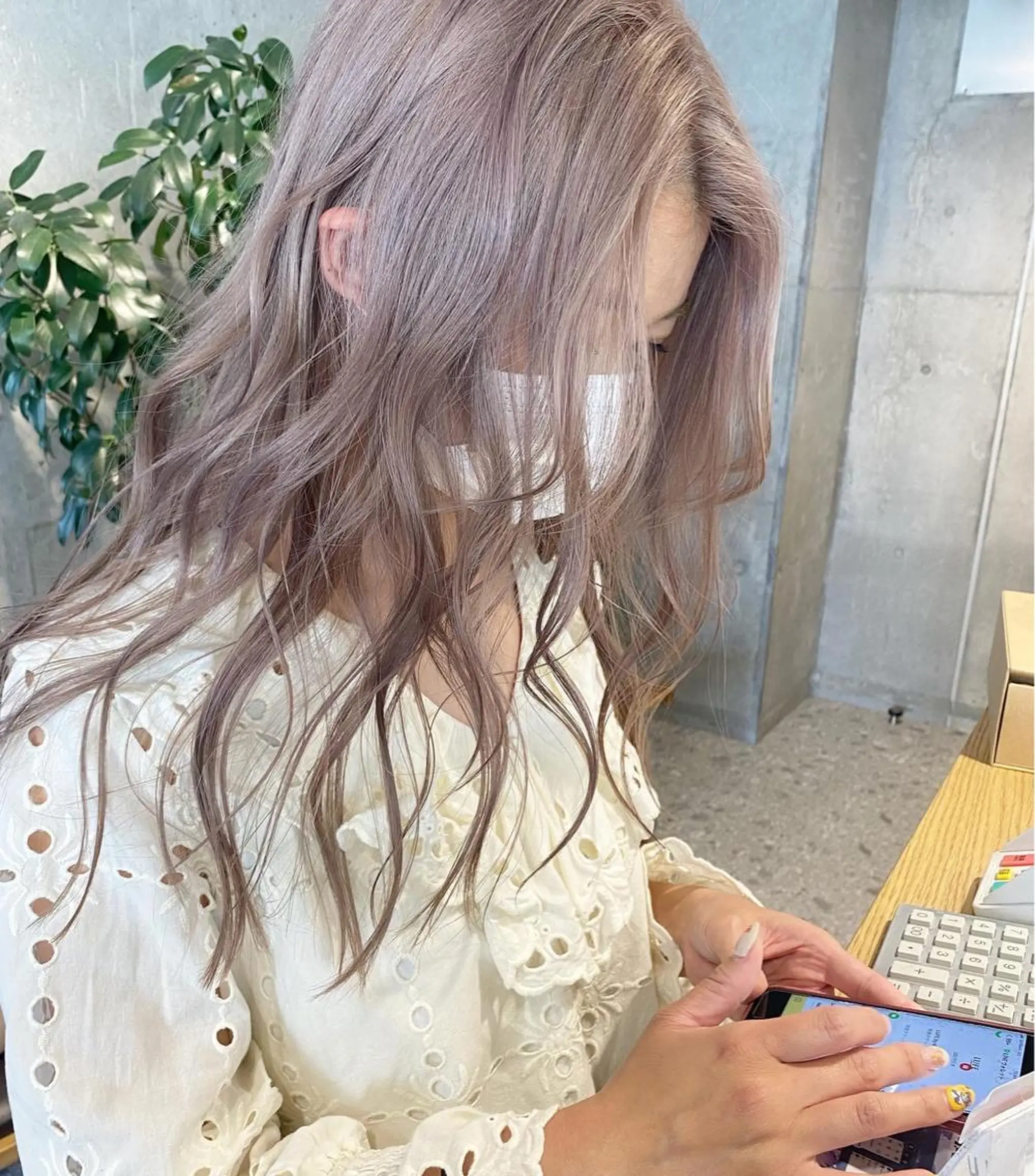 ロング カラー ベージュカラー ブリーチ ミルクティーベージュ ヘアカラー トリートメント ブリーチカラーレイヤ ーカット🦋annaのヘアスタイル
