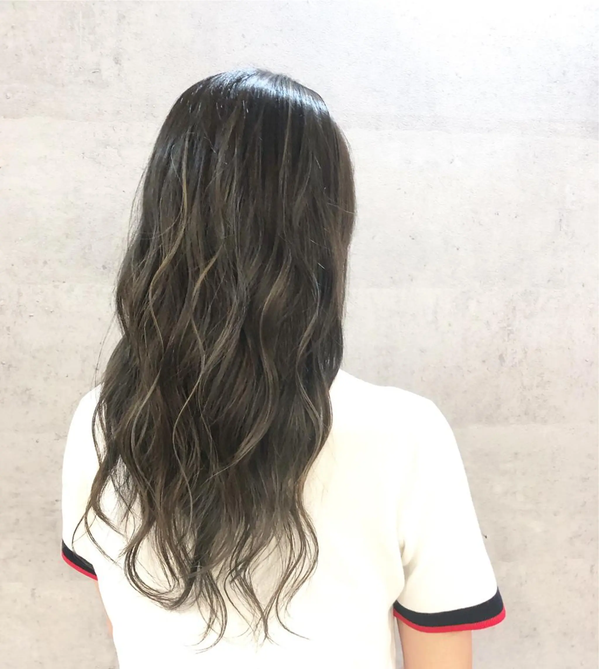 ロング カラー アッシュ ベージュカラー ハイライトカラー ハイライト 髪質改善で 憧れの潤艶美髪にのヘアスタイル