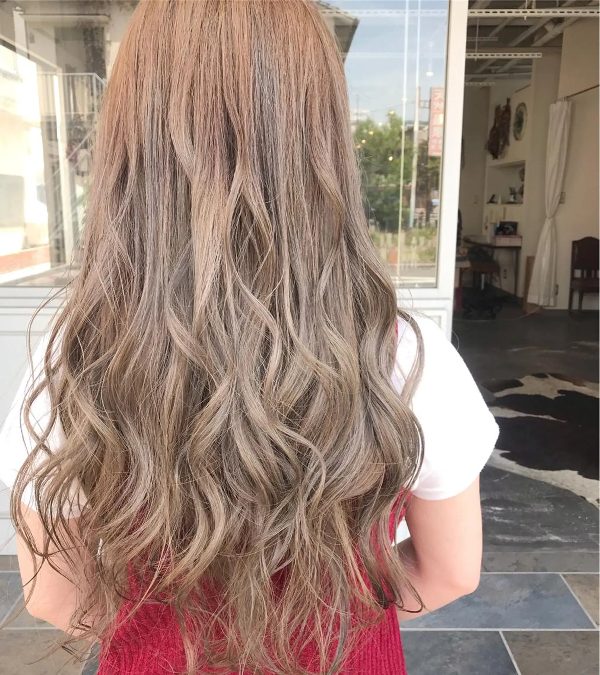ロング カラー ヘアアレンジ お団子ヘア 切りっぱなしボブ バレイヤージュ ブリーチ デザインカラー Mariana/ 鶴原-ハイライトのヘアスタイル