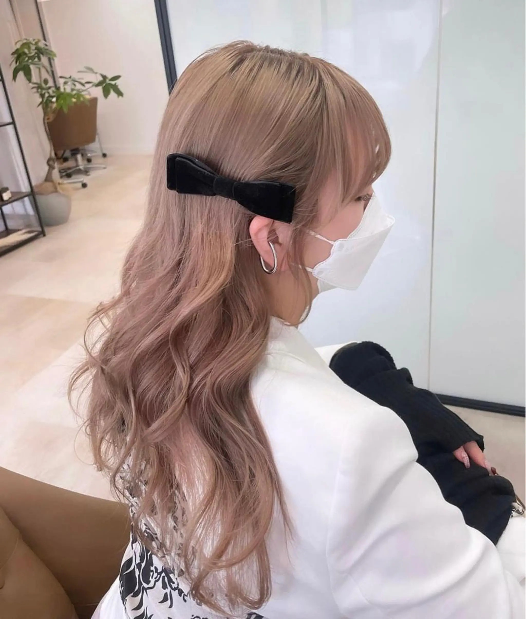 セミロング 河西 彩香/ブリーチカラーのヘアスタイル
