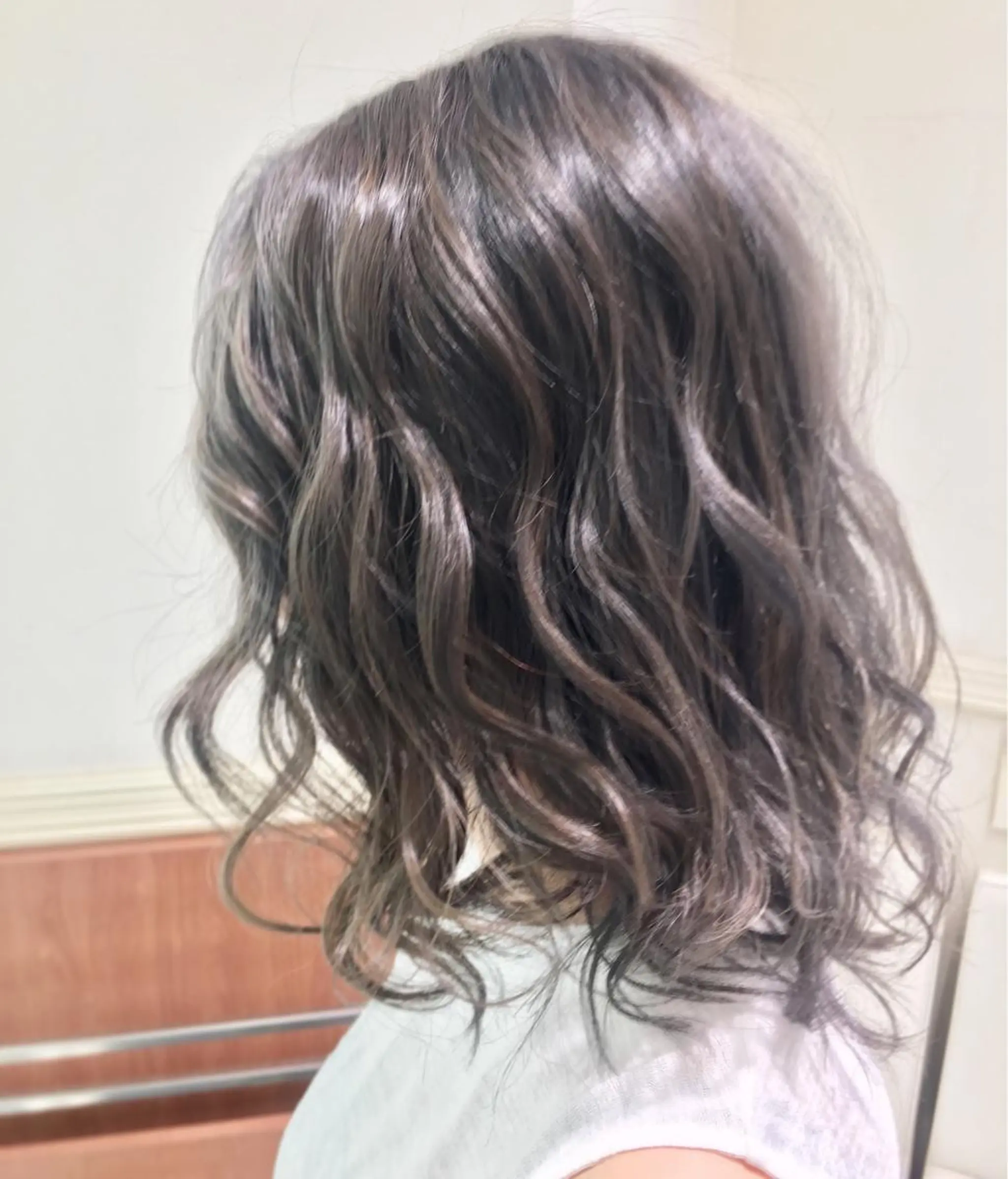 ミディアム カラー グレージュ シルバー 縮毛矯正 N° jillva ♦️川端裕司♦️のヘアスタイル