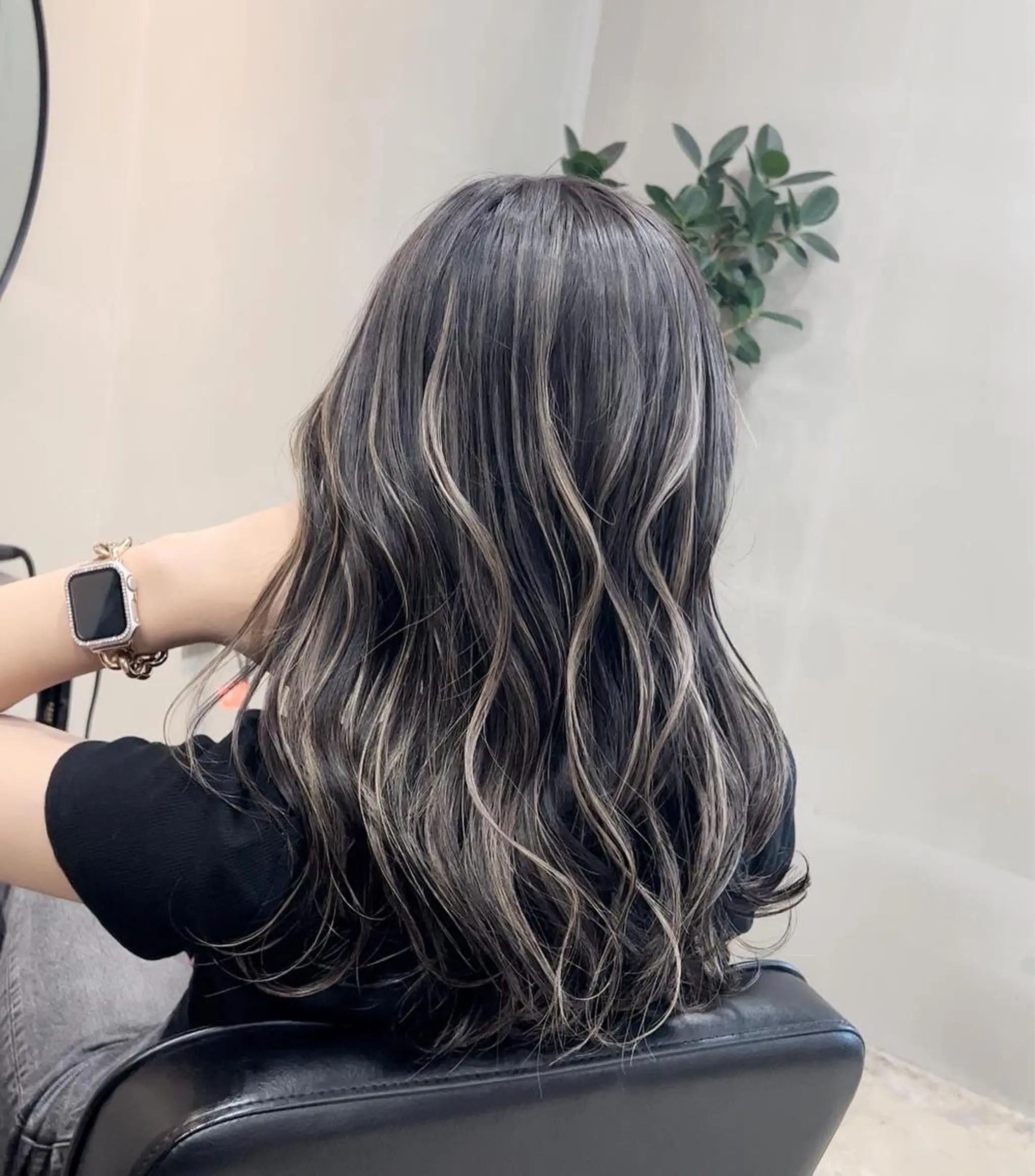 セミロング カラー リサ tonieのヘアスタイル