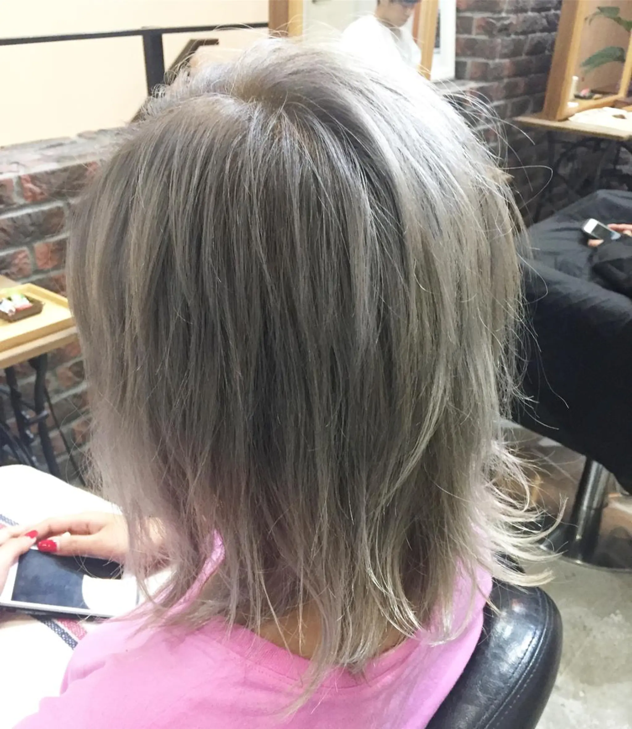 ミディアム カラー ベージュカラー ブリーチ ダブルカラー ホワイトベージュ skin所属・中村 梨沙のマツエク・マツパデザイン