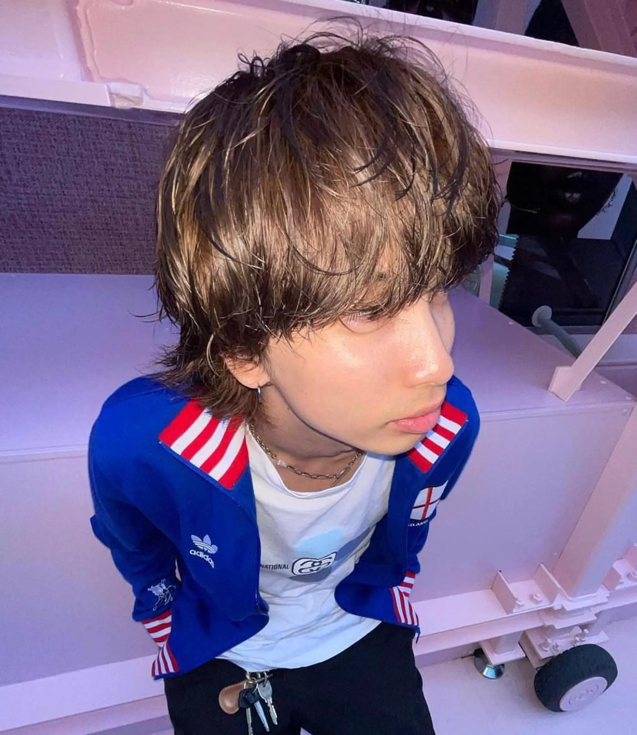 カラー パーマ メンズ メンズバレイヤージュ メンズブリーチ センターパート フェードカット メンズハイライト カット ヘアカラー トリートメント ヘアセット スパイラルパーマ 🌐hina⭐️のヘアスタイル