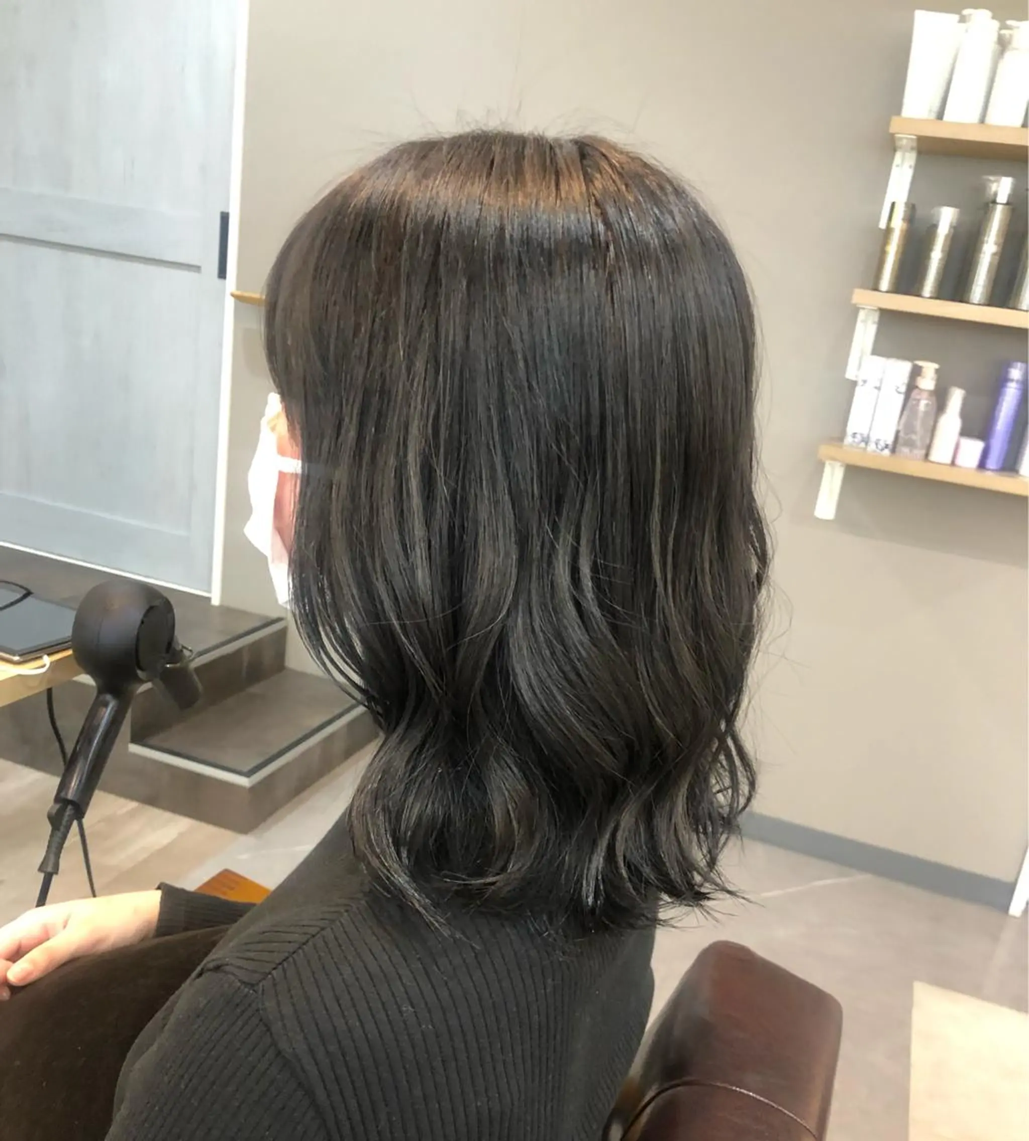 ミディアム カラー 黒髪 ブリーチ ブルーカラー ブルーブラック 透明感カラー 小松崎 紅見子のヘアスタイル