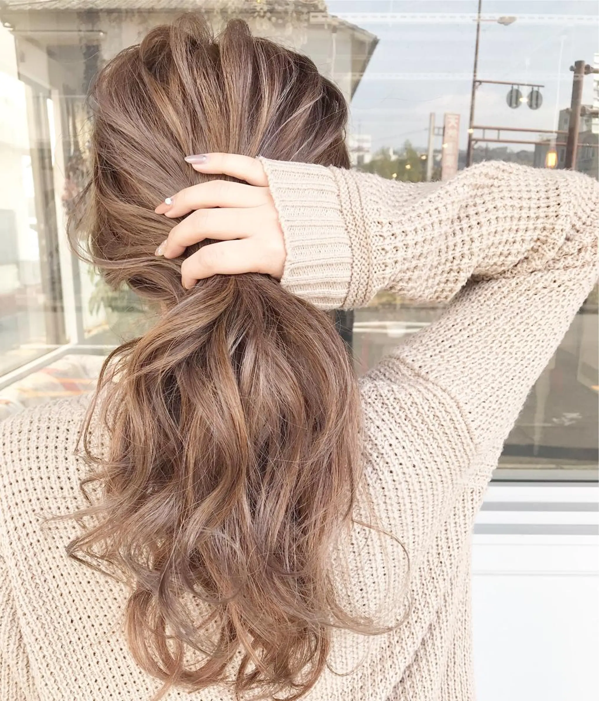 セミロング カラー ヘアアレンジ お団子ヘア 切りっぱなしボブ バレイヤージュ ブリーチ デザインカラー Mariana/ 鶴原-ハイライトのヘアスタイル