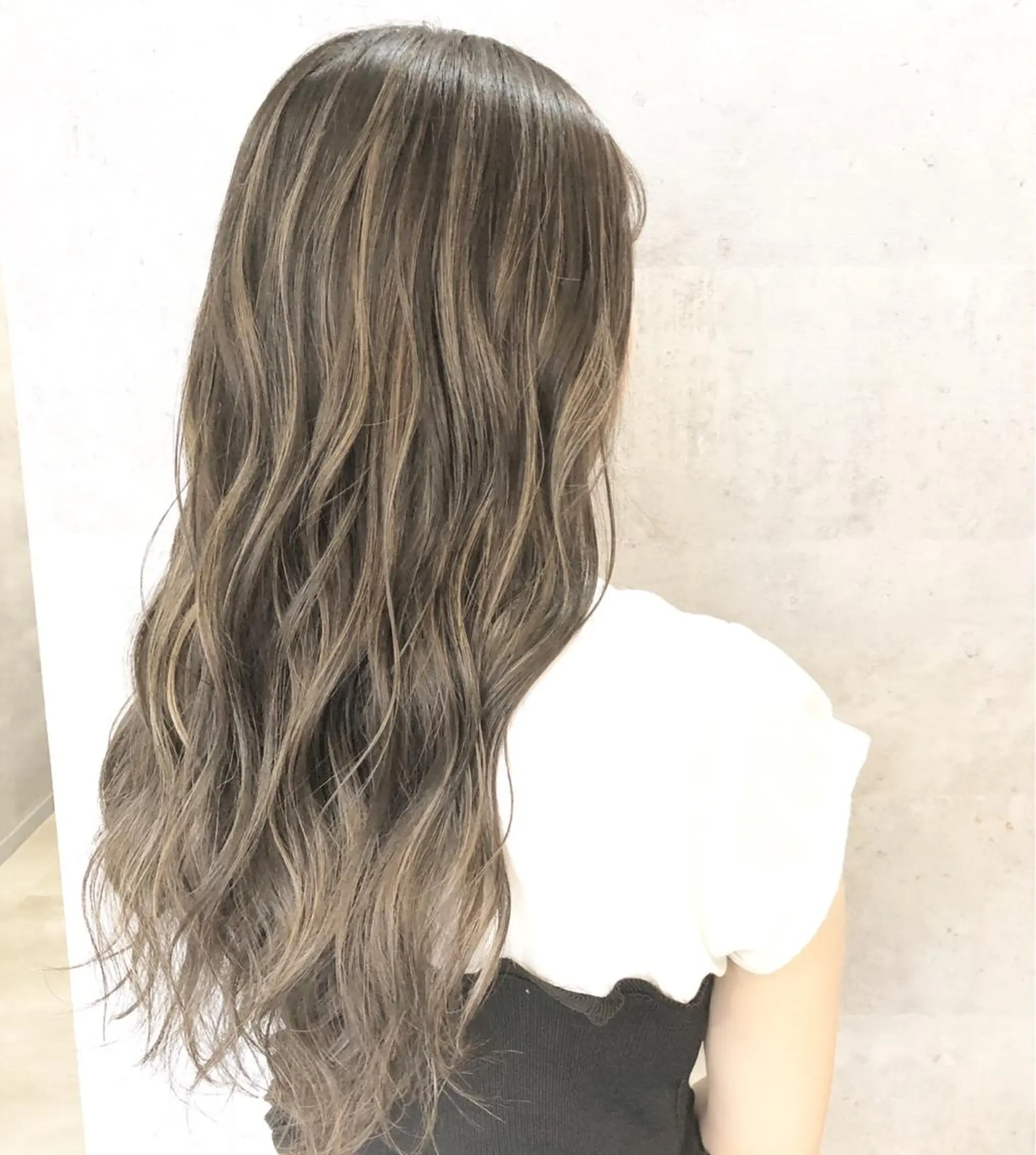 ロング カラー グレージュ ハイライトカラー ハイライト 髪質改善で 憧れの潤艶美髪にのヘアスタイル