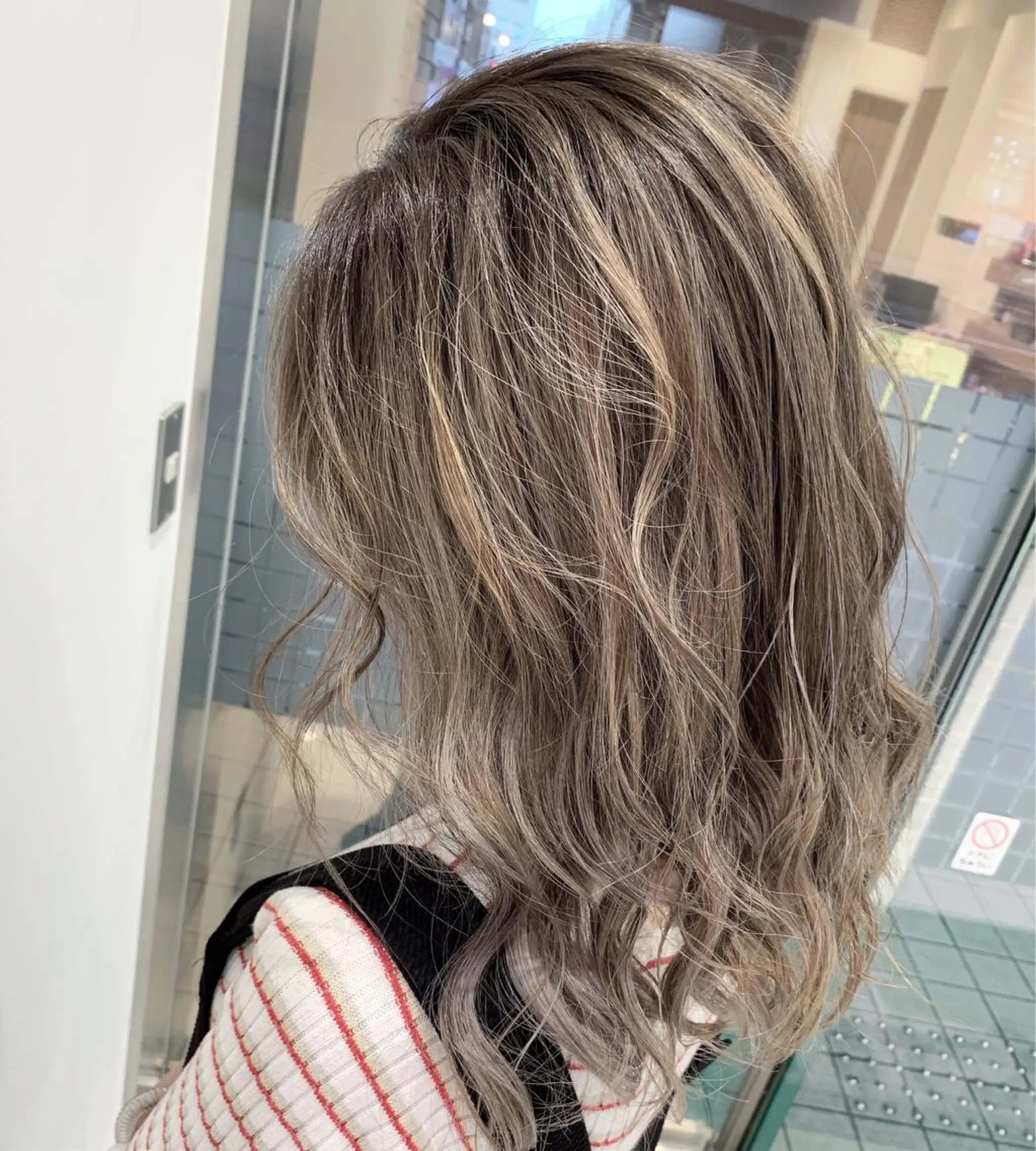 ミディアム カラー ハイライトカラー ハイライト ヘアカラー ブリーチ/バレイヤ ージュ川端裕司のヘアスタイル