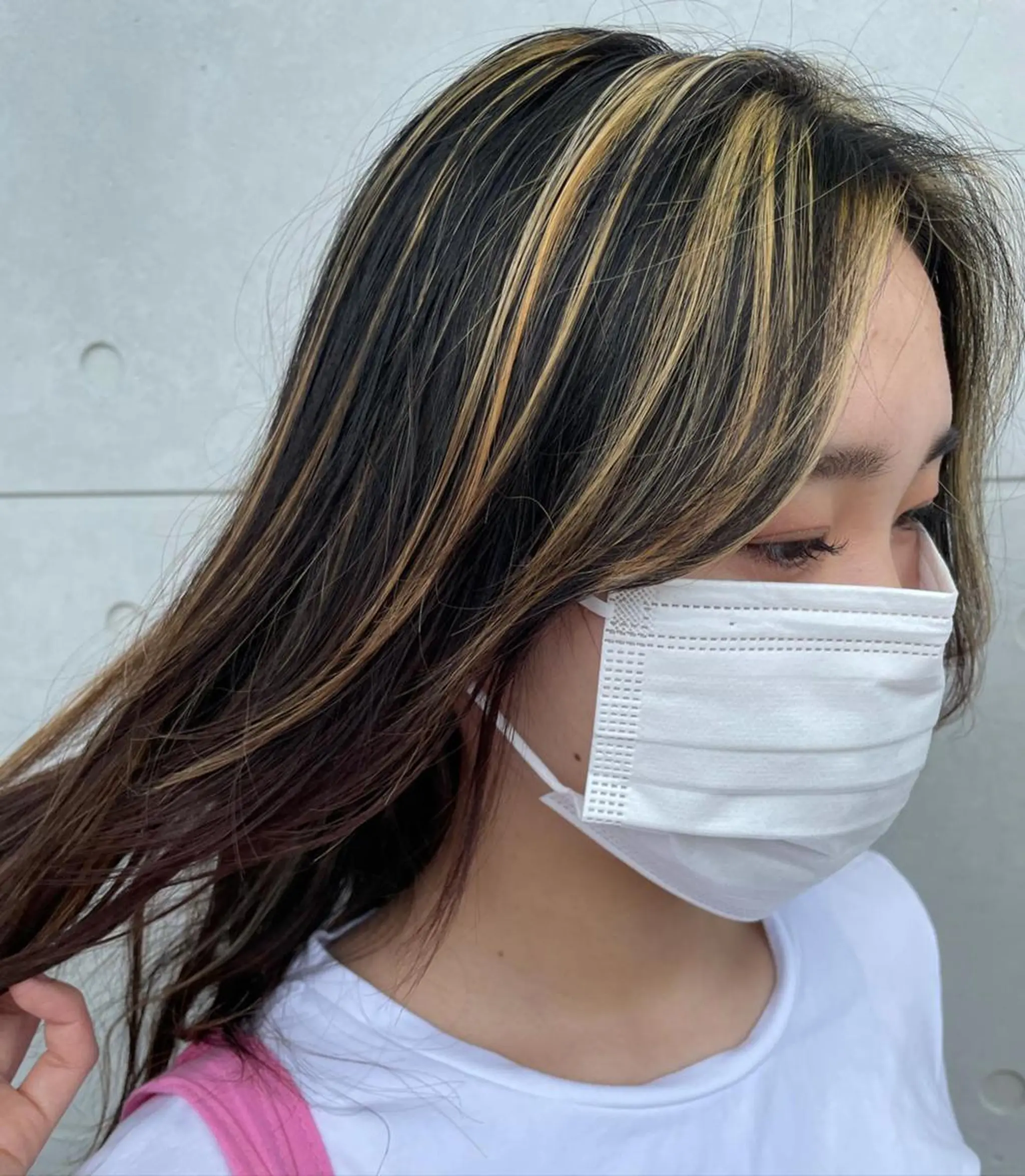 ミディアム カラー パーマ ヘアアレンジ メンズ キッズ マツエク・マツパ センターパート メンズハイライト メンズ韓国風 抜きっぱなしブロンド ハイライトカラー sara 荒井店のヘアスタイル