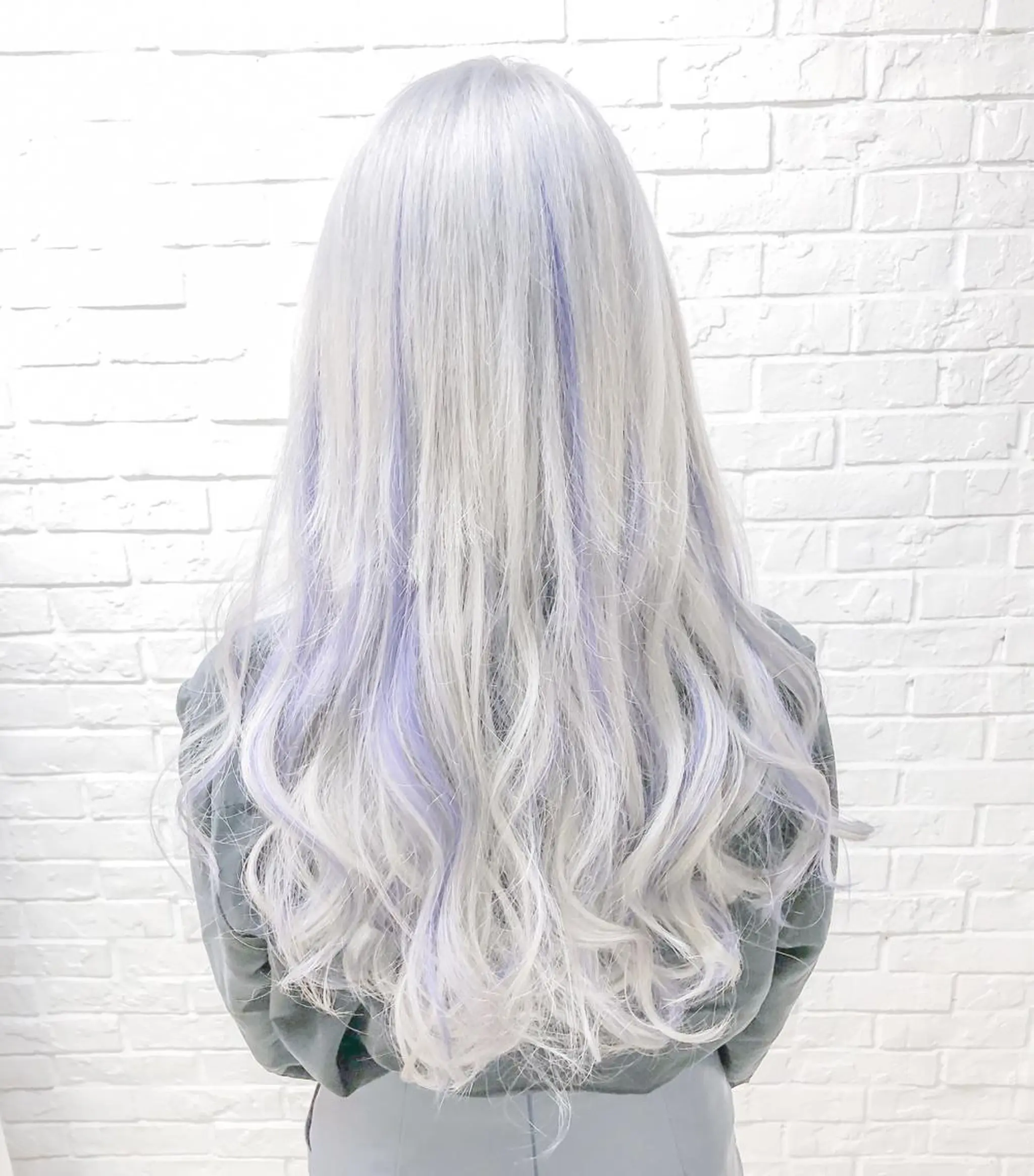 ロング カラー シールエクステ シルバー ホワイトシルバー エクステ ヘアカラー トリートメント エクステ エクステリピート率 No.1 菊池　悠介のヘアスタイル