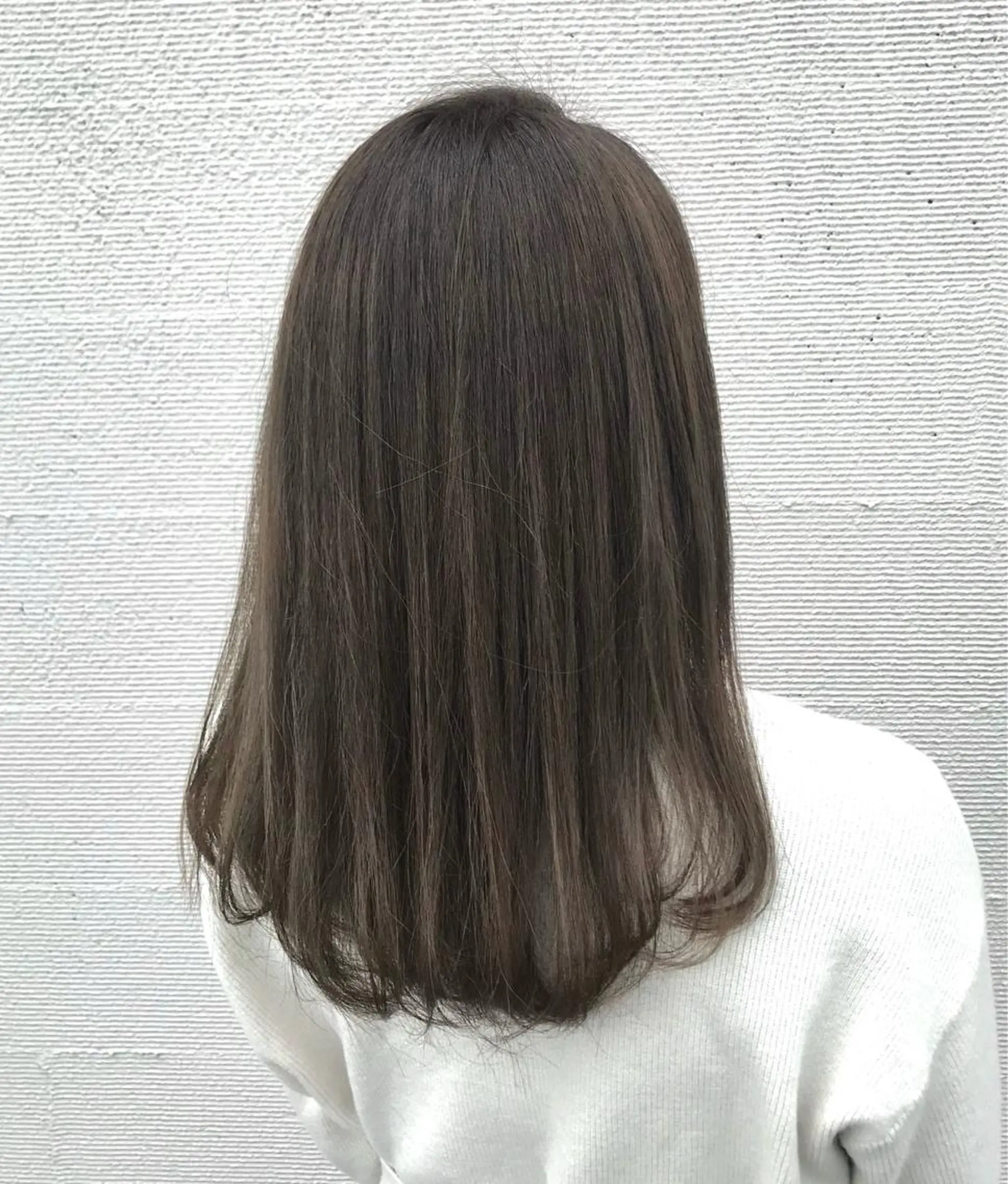 ロング アッシュ 中川 茜里のヘアスタイル