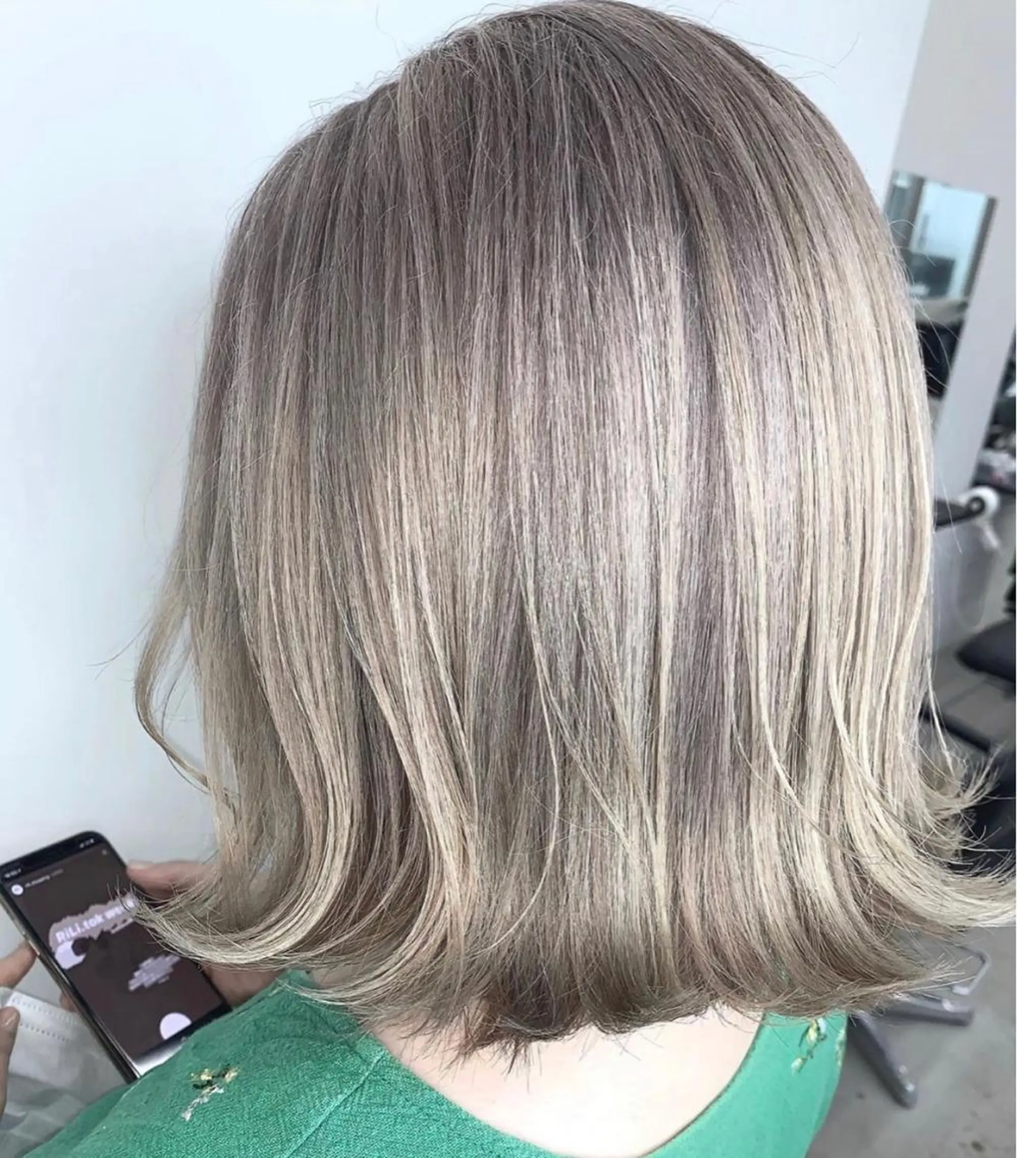 ショート カラー 手島 カミラのヘアスタイル